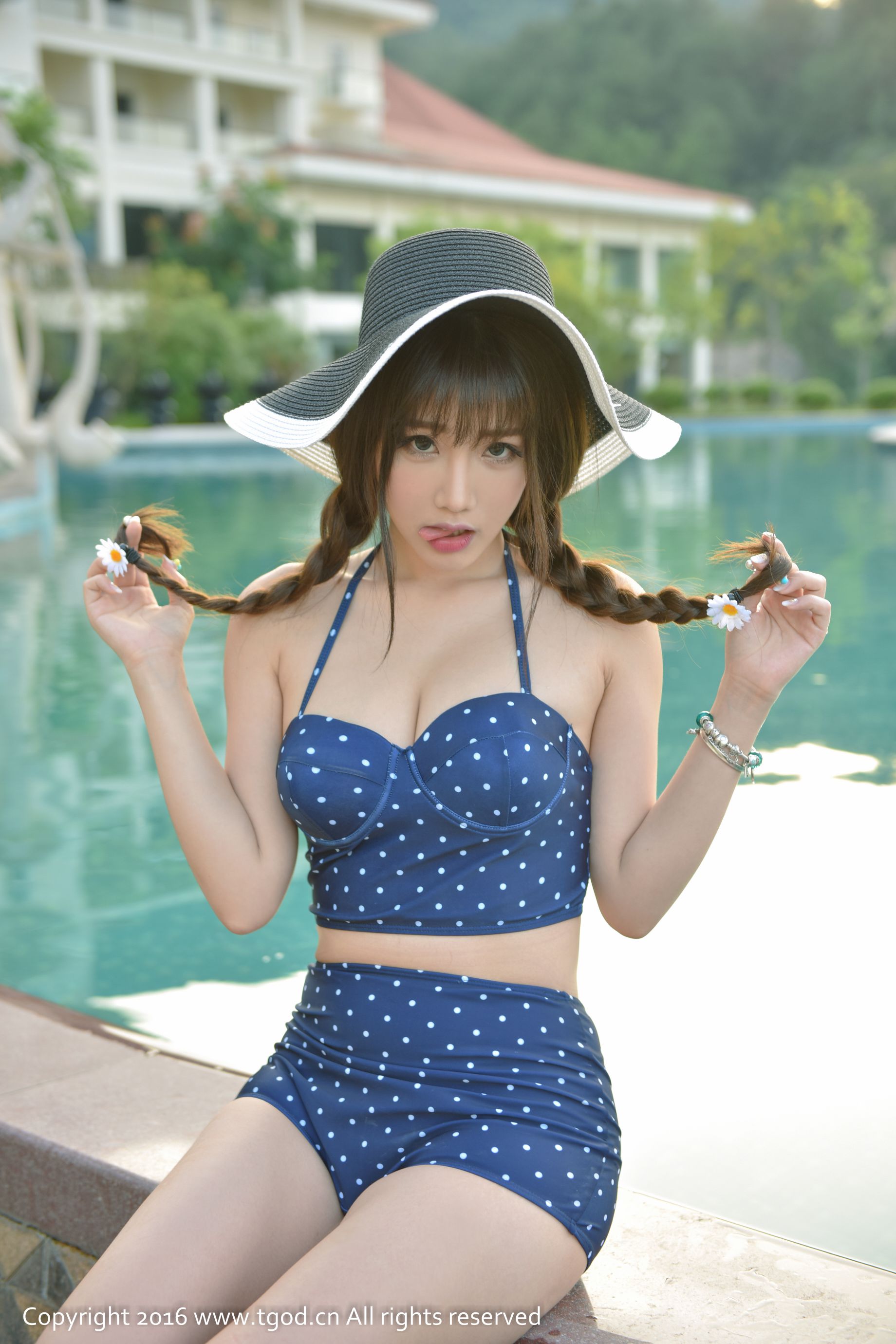 Akiki朱若慕《云曼旅拍》一个会说会笑会唱会跳的奔跑的小怪兽 [推女神TGOD]