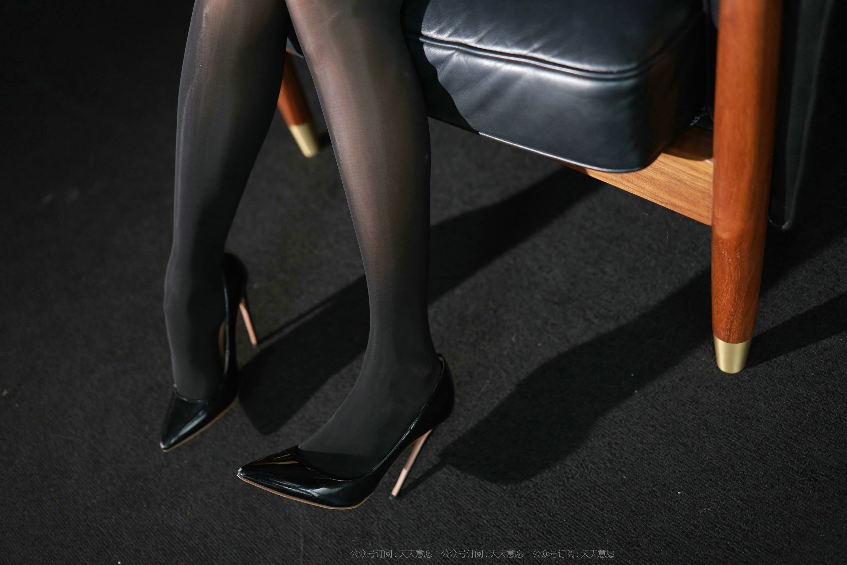 [IESS异思趣向]  模特：婉苹《暗夜里的制服》