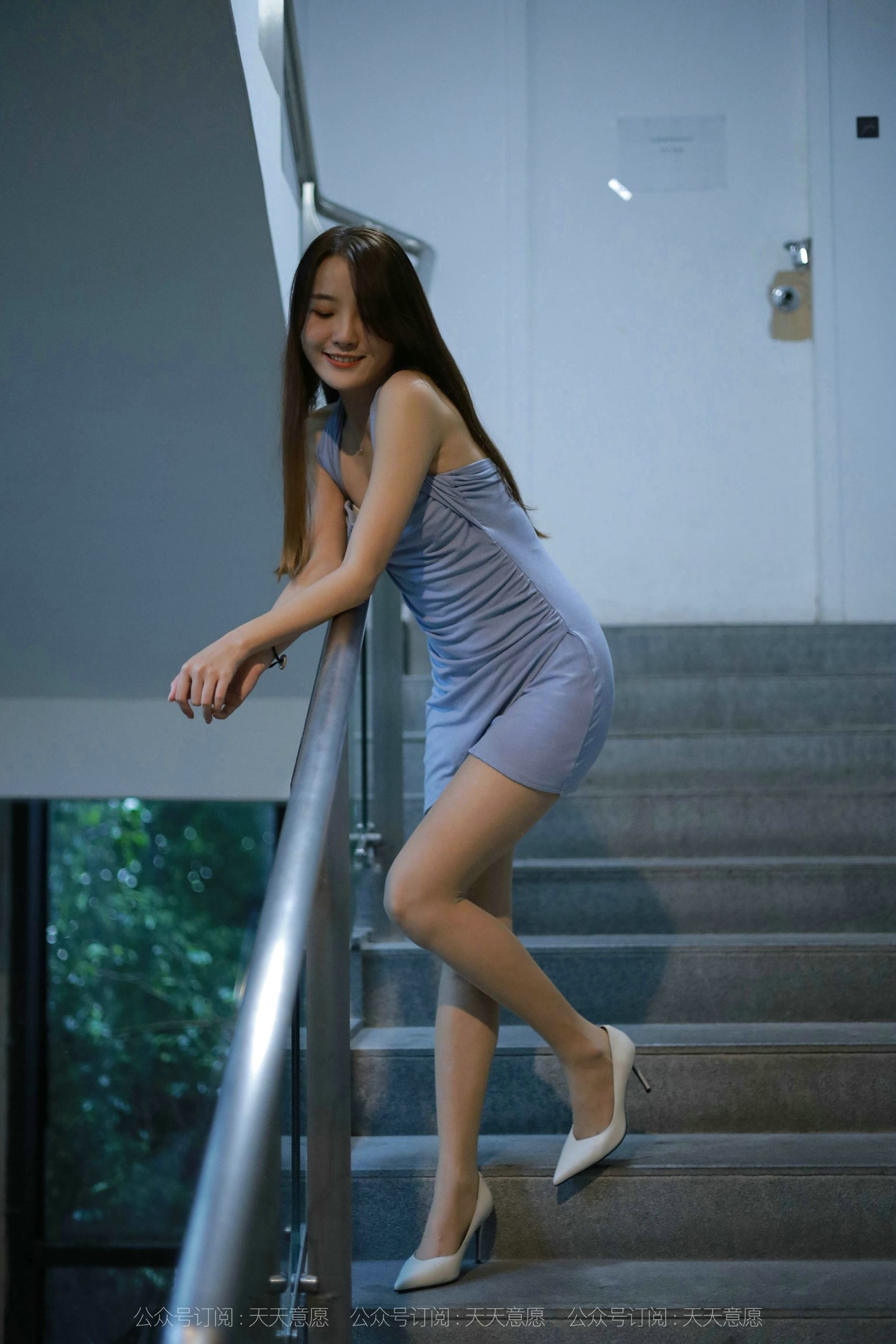 [IESS异思趣向]  模特：婉苹《楼梯间的蓝衣美女》