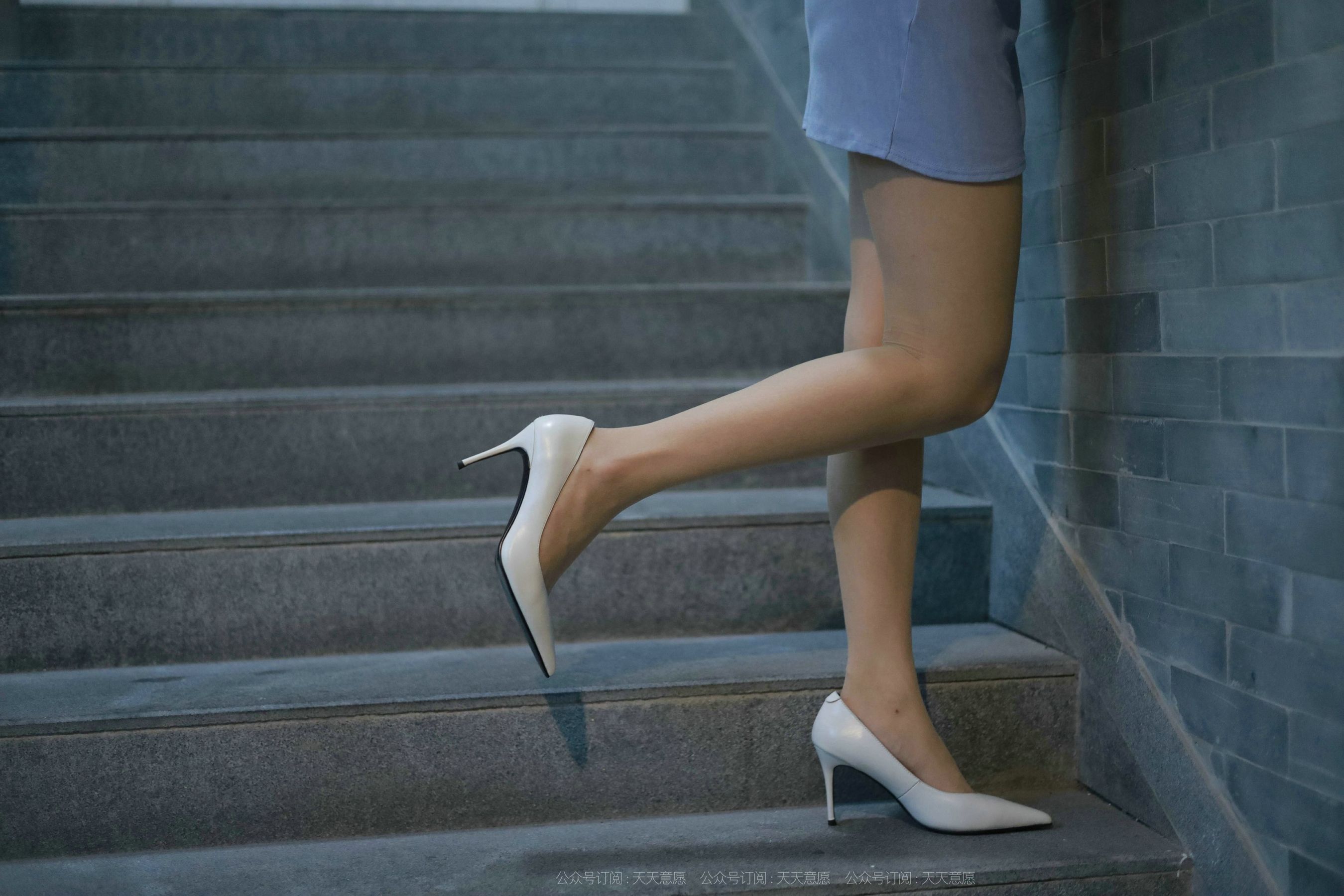 [IESS异思趣向]  模特：婉苹《楼梯间的蓝衣美女》