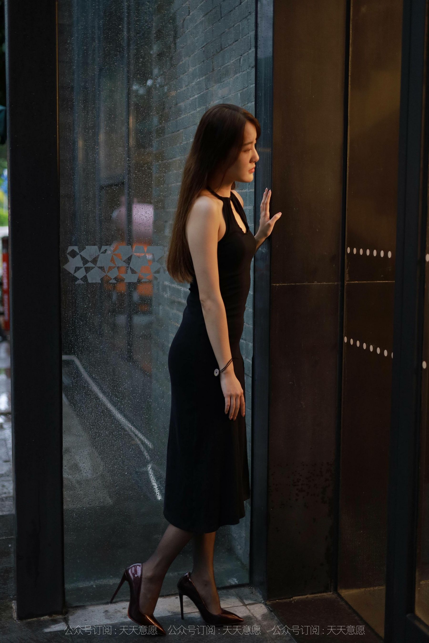 [IESS异思趣向]  模特：婉苹《黑色长裙》