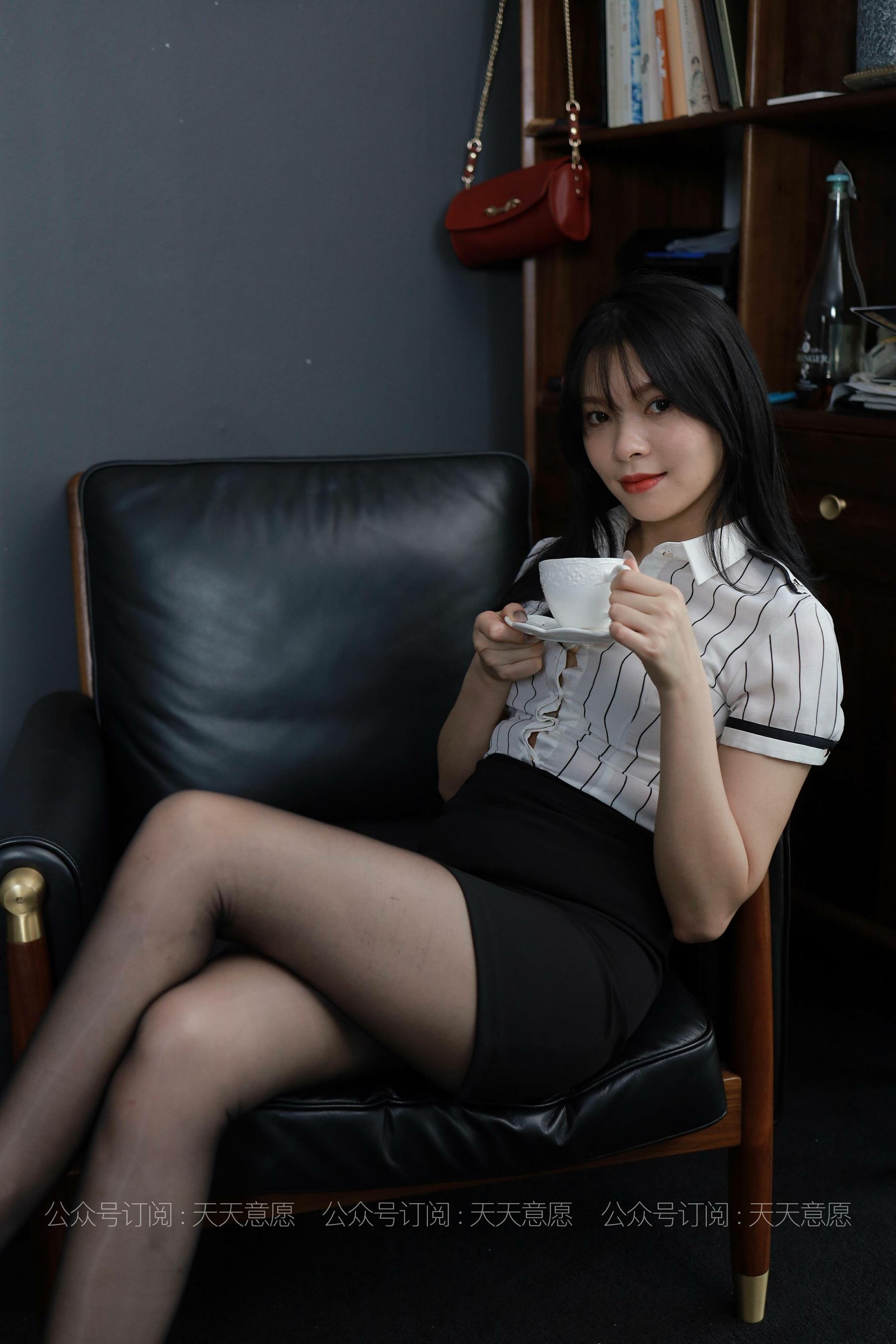 [IESS异思趣向]  模特：小七《长腿OL装》