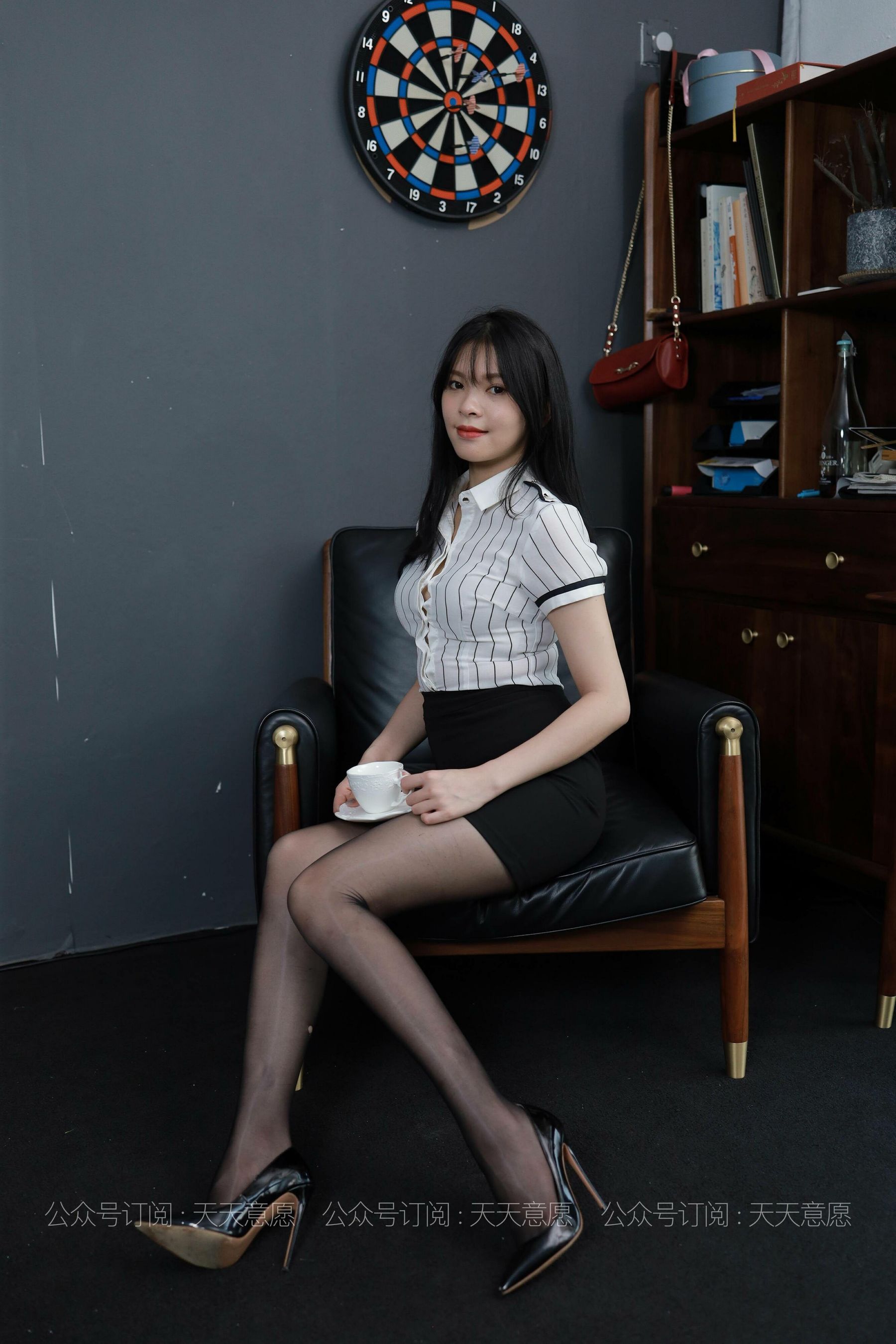 [IESS异思趣向]  模特：小七《长腿OL装》
