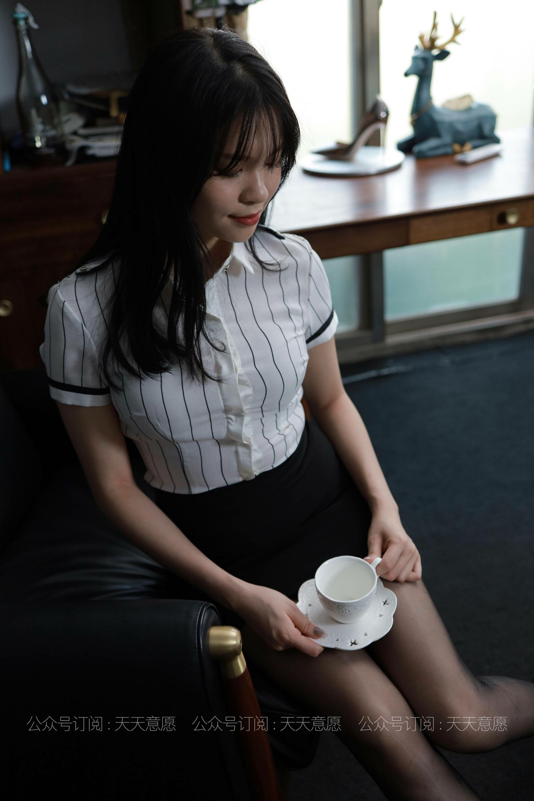 [IESS异思趣向]  模特：小七《长腿OL装》