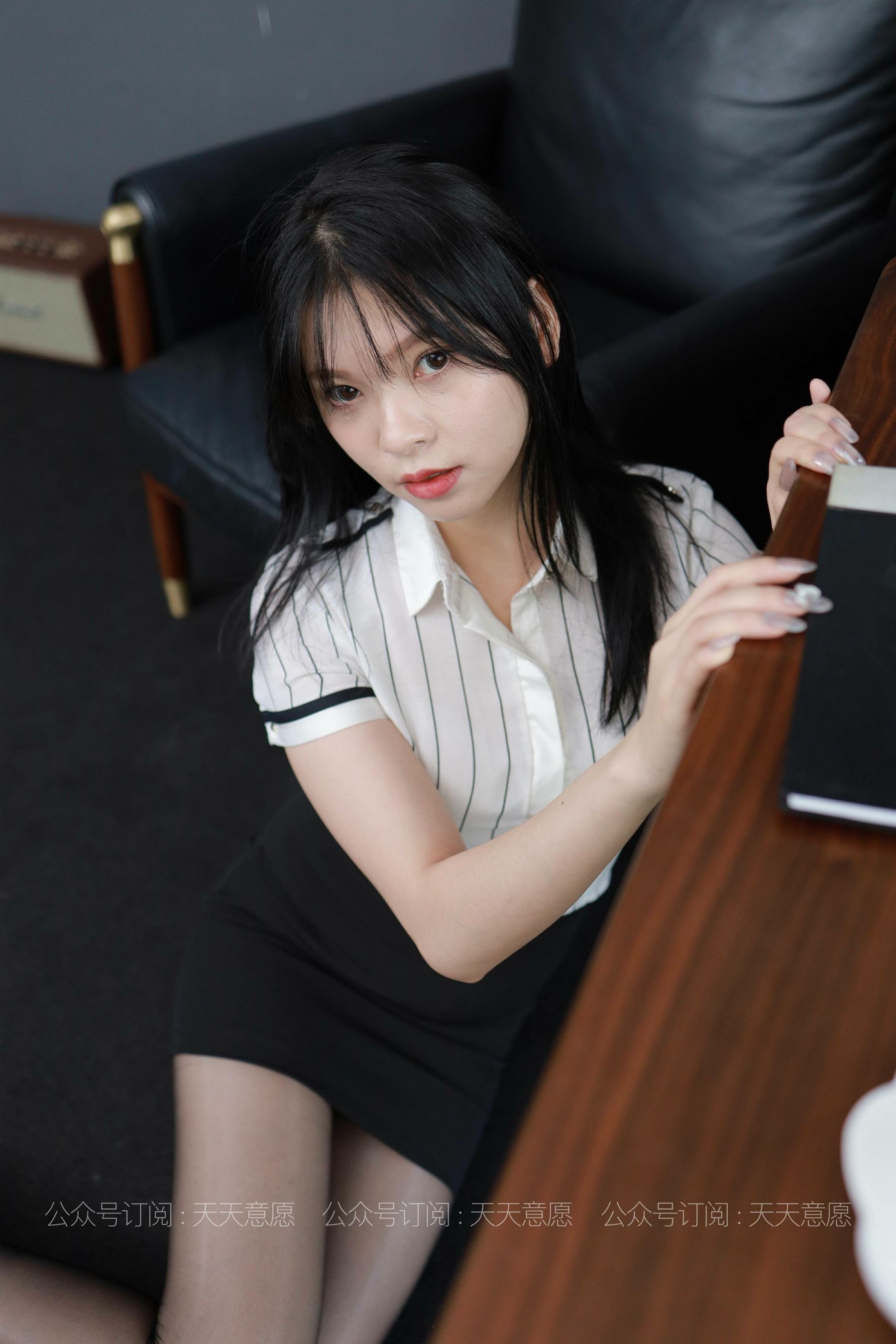 [IESS异思趣向]  模特：小七《长腿OL装》