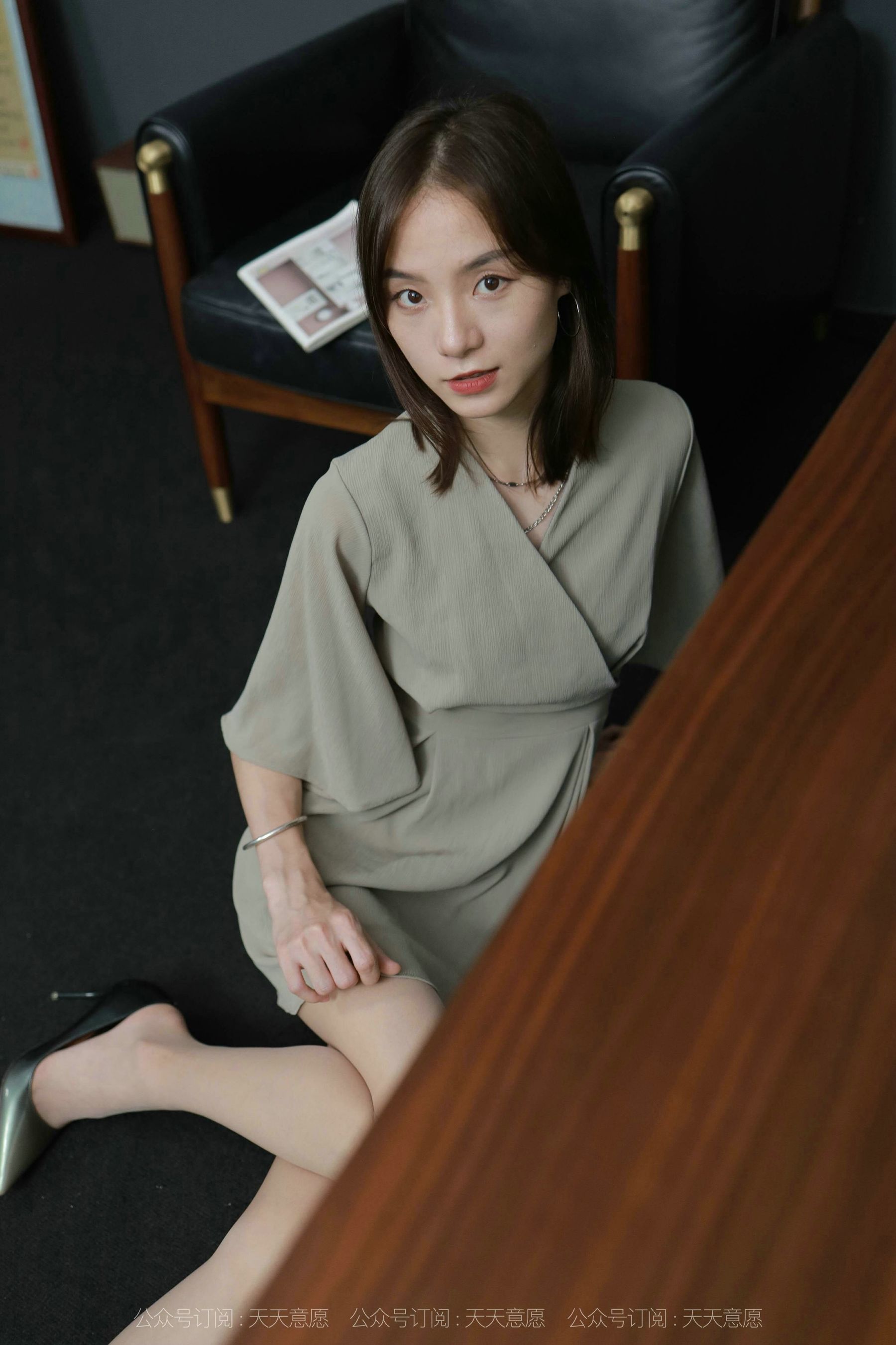 [IESS异思趣向]  模特：小六《灰色短裙很迷人》