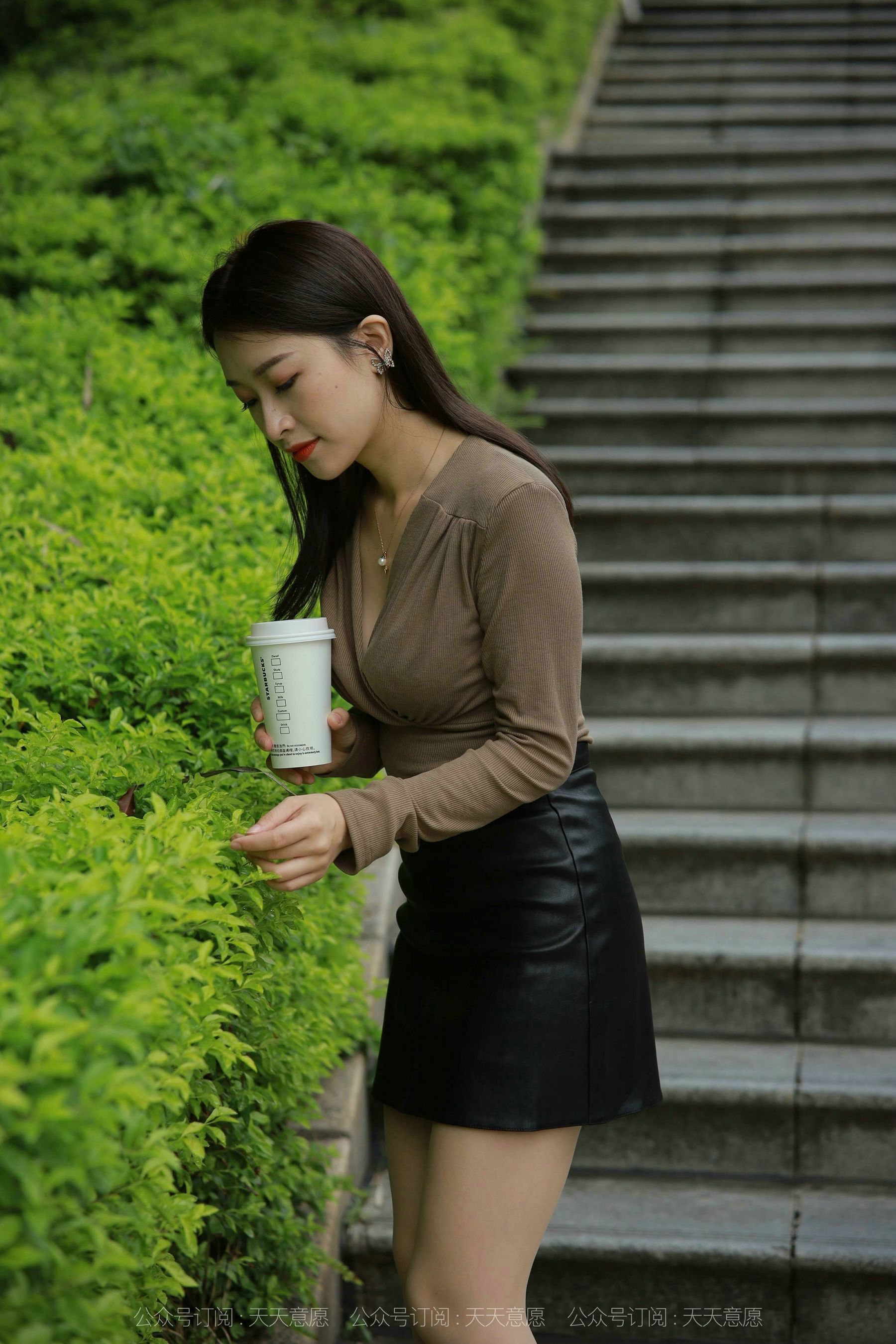 [IESS异思趣向]  模特：小婕《公园偶遇》