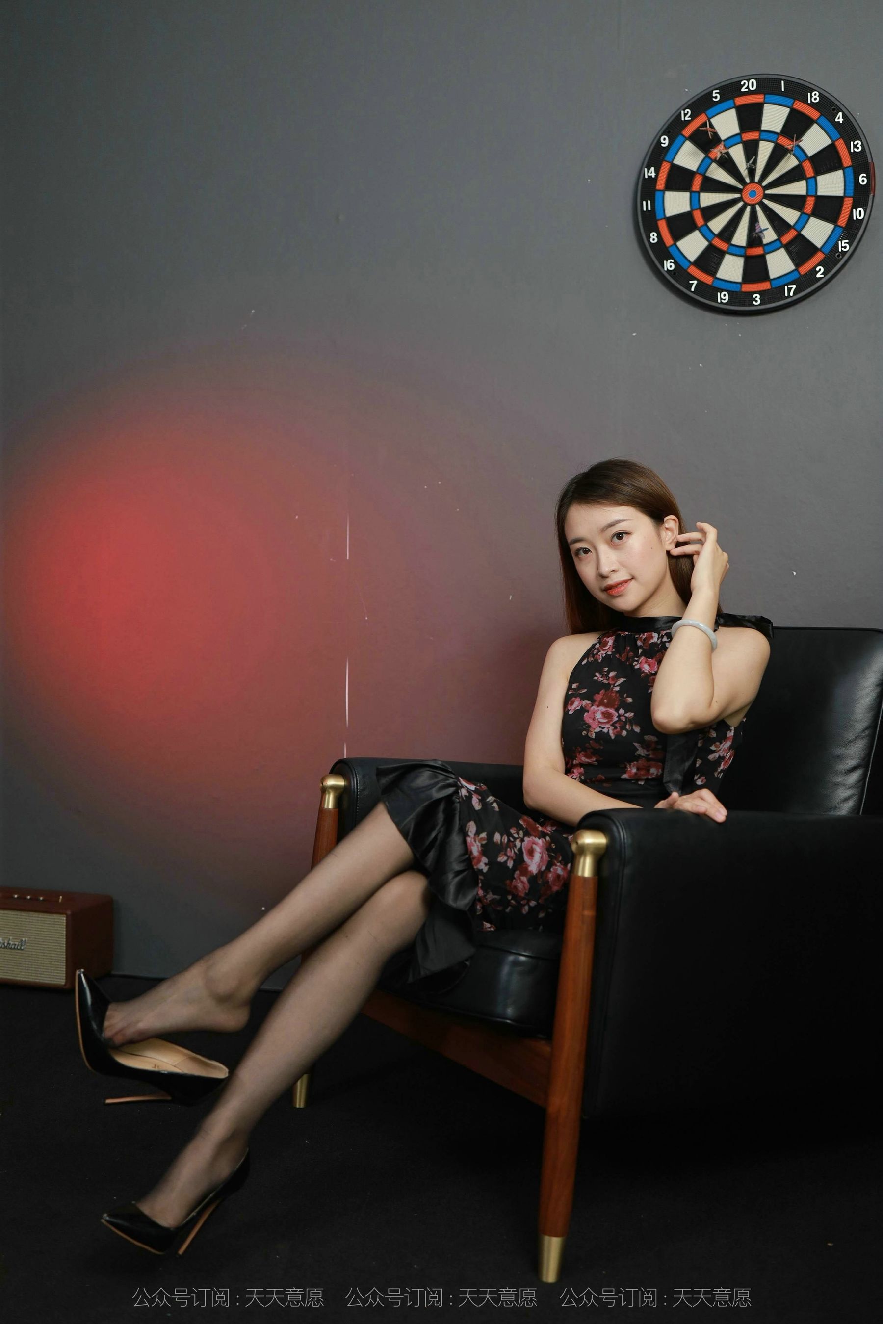 [IESS异思趣向]  模特：小婕《挂脖连衣裙》