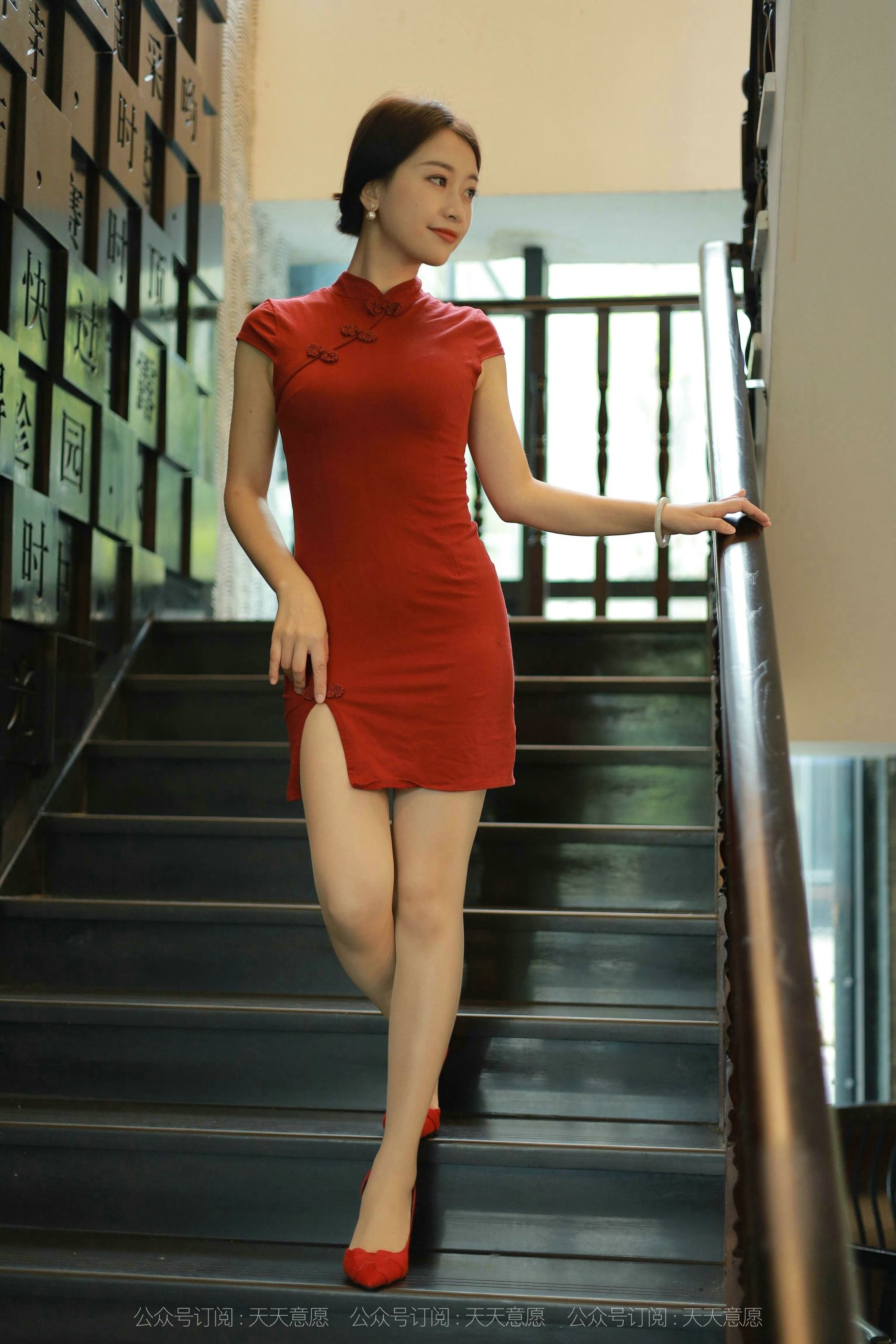 [IESS异思趣向]  模特：小婕《红色旗袍》