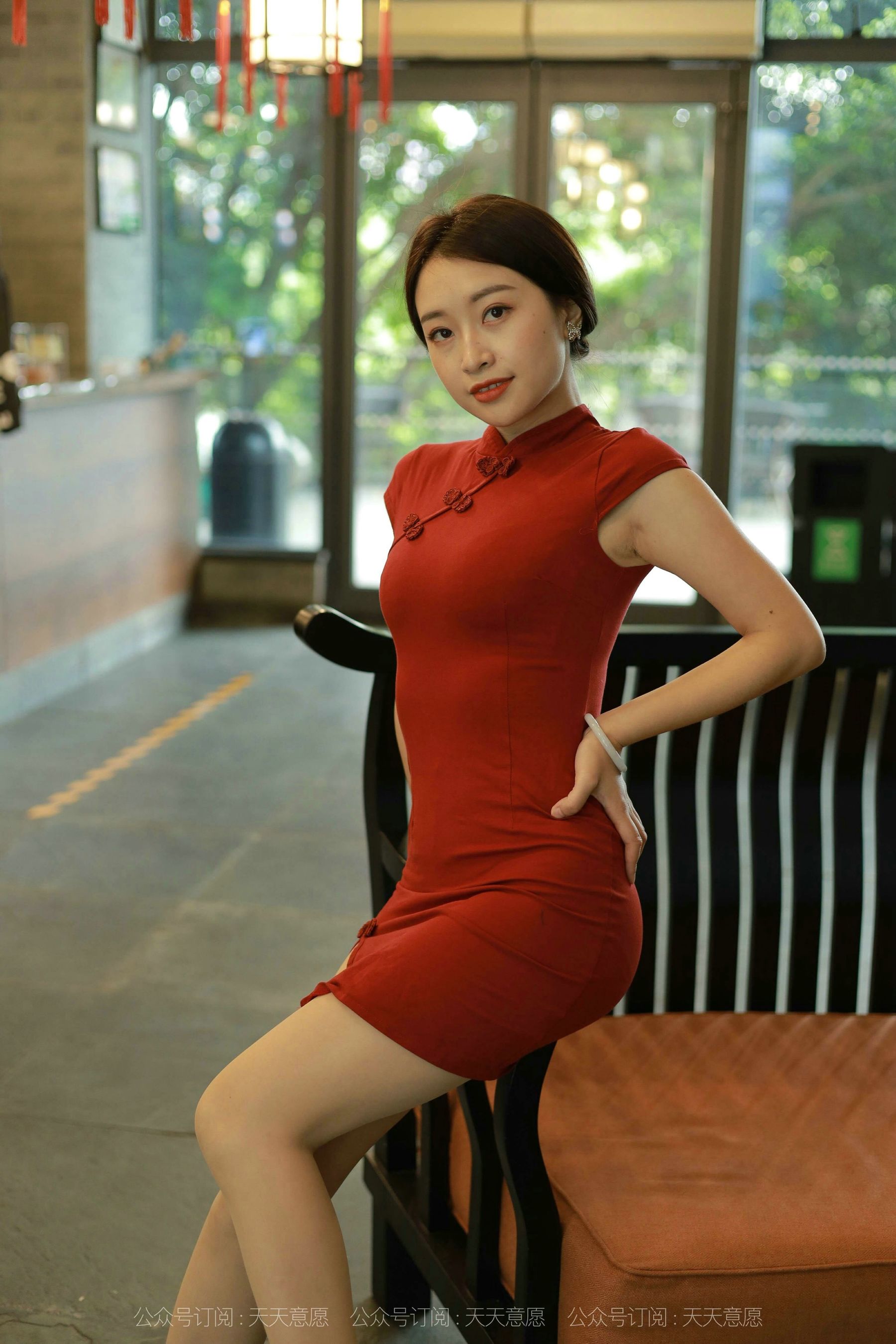 [IESS异思趣向]  模特：小婕《红色旗袍》