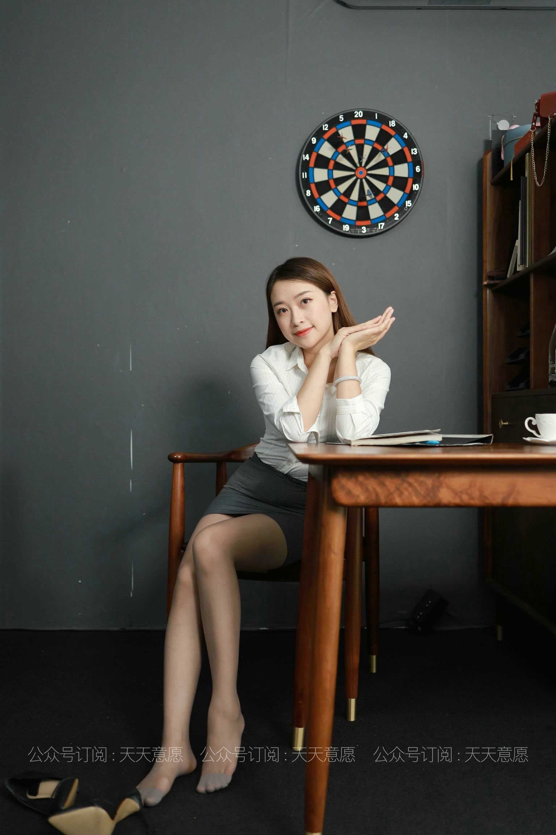 [IESS异思趣向]  模特：小婕《美女开例会》