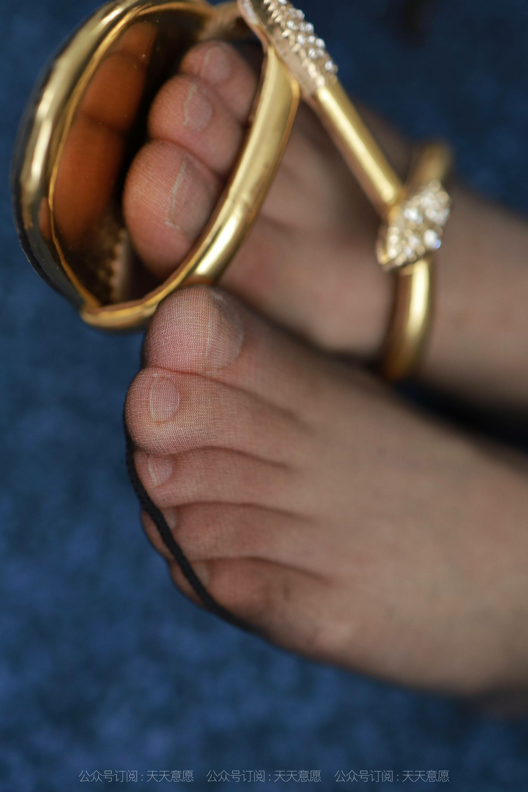 [IESS异思趣向]  模特：小婕《金色吊带裙》