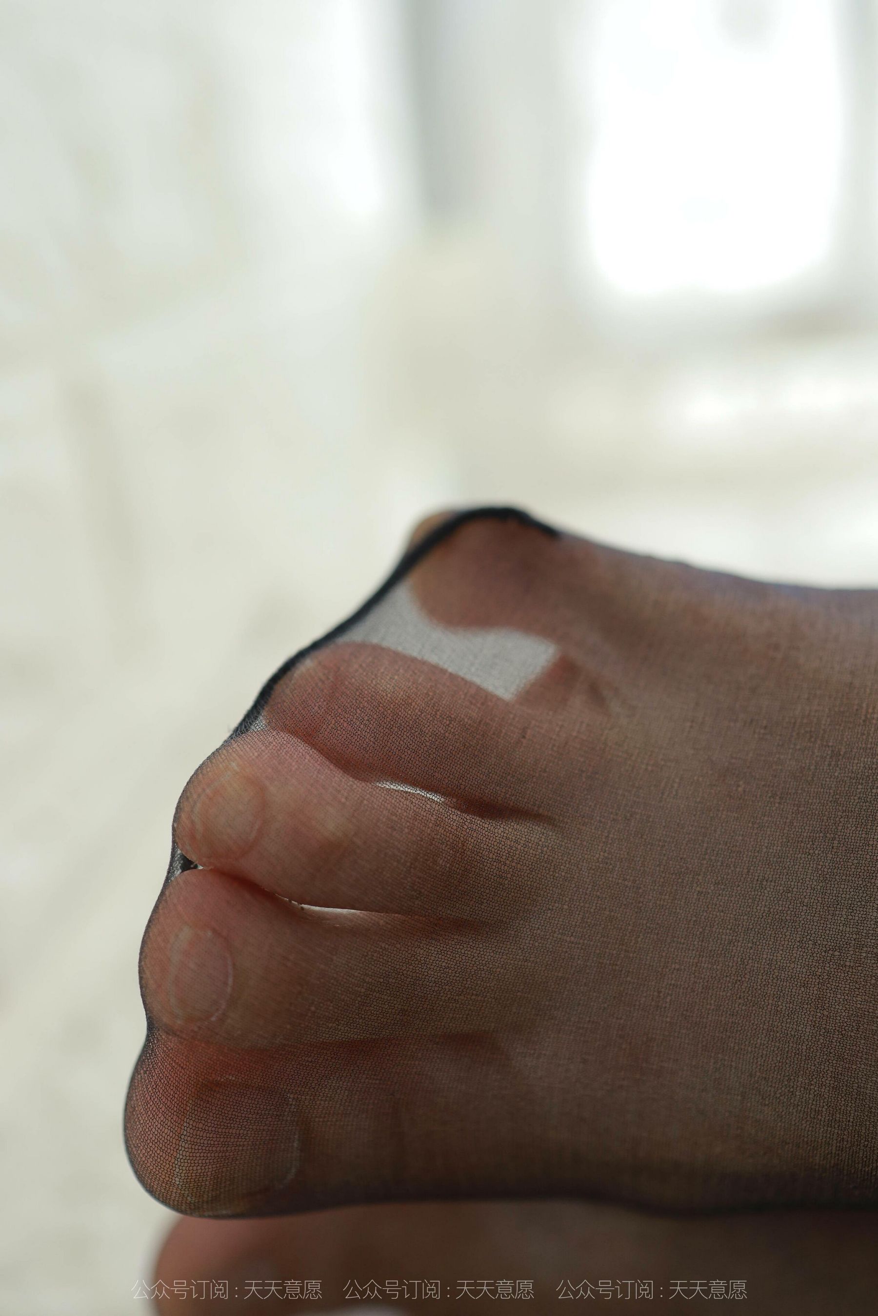 [IESS异思趣向]  模特：小婕《金色吊带裙》
