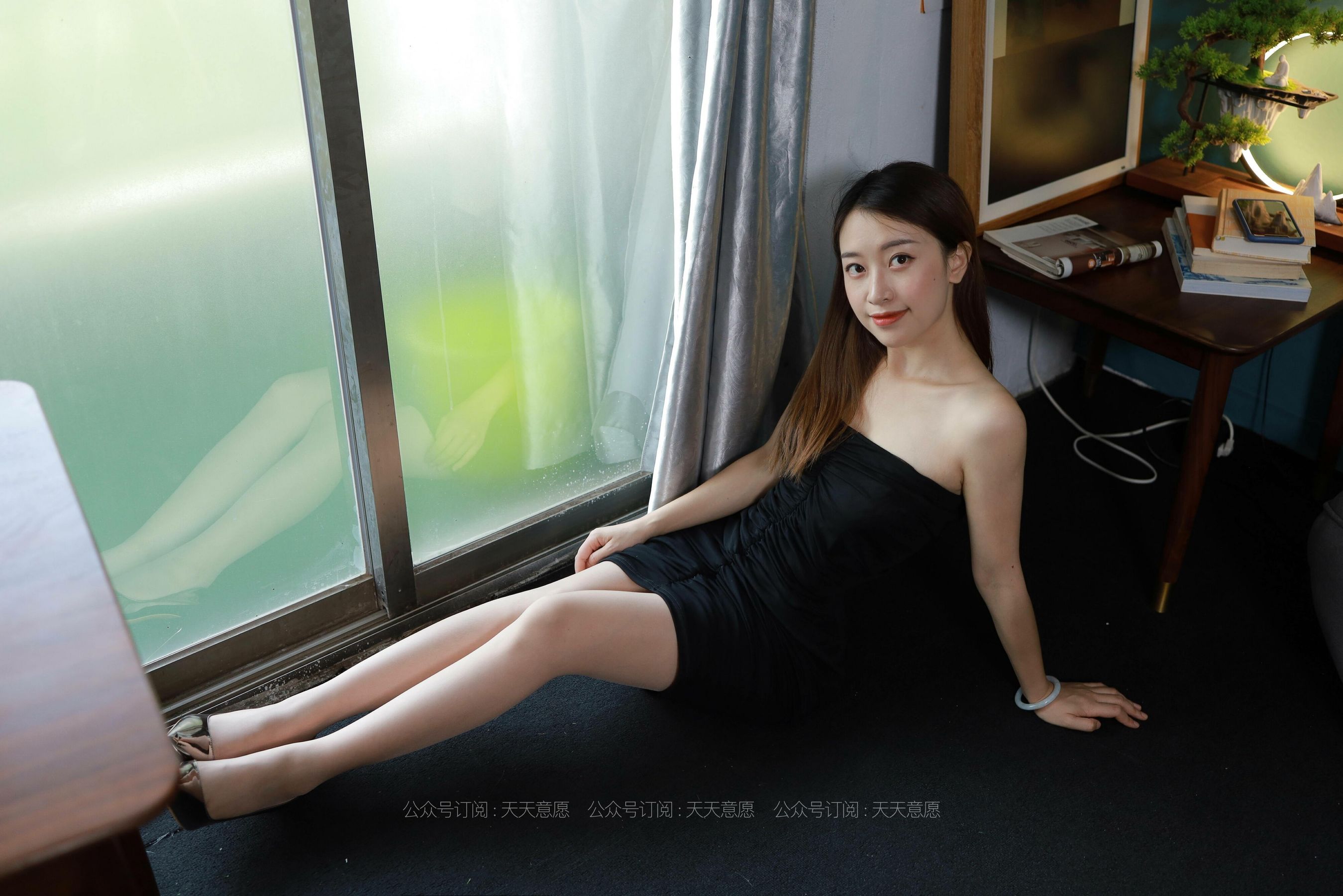 [IESS异思趣向]  模特：小婕《黑色包臀裙》