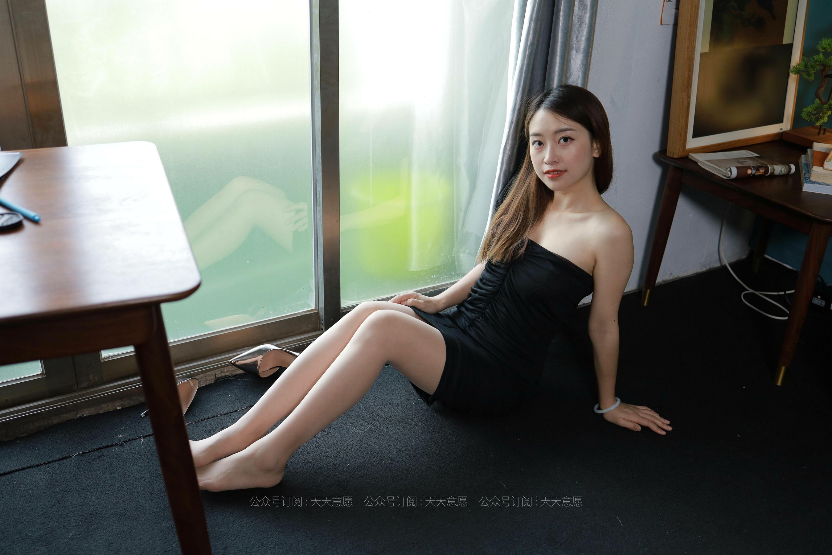 [IESS异思趣向]  模特：小婕《黑色包臀裙》