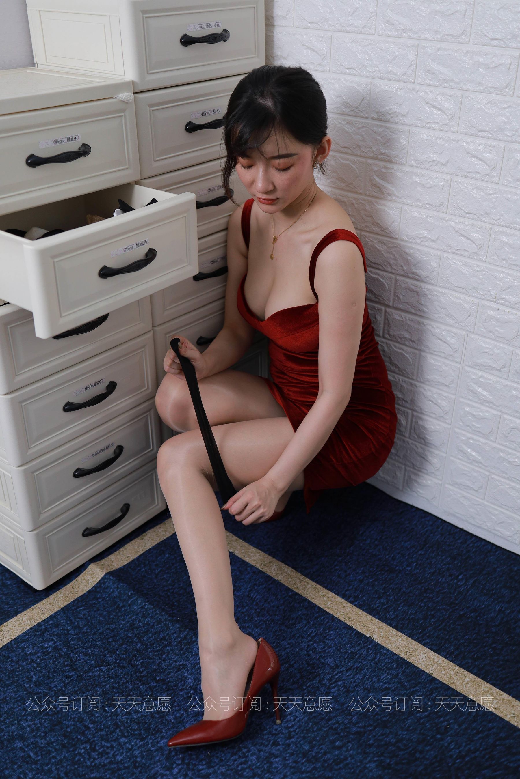 [IESS异思趣向]  模特：秋秋《姓感红裙女神》