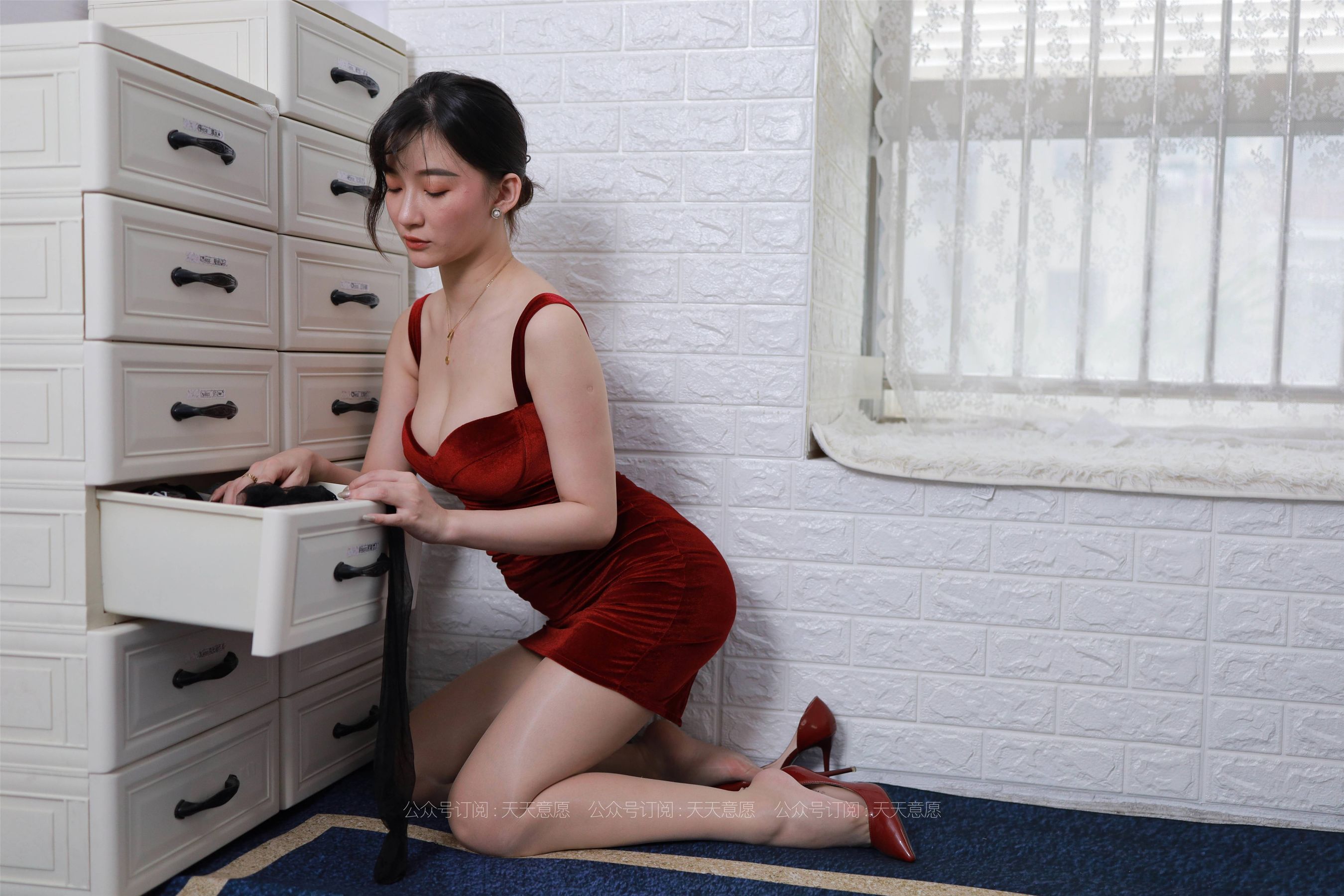 [IESS异思趣向]  模特：秋秋《姓感红裙女神》