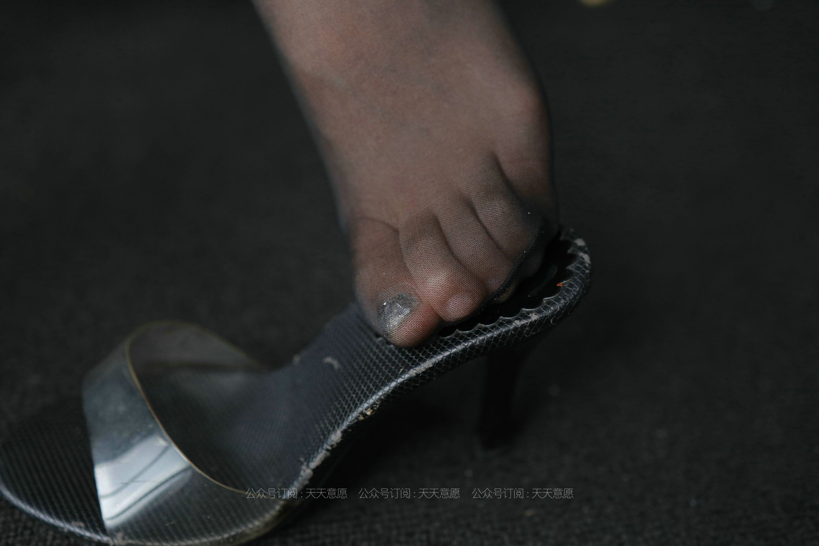 [IESS异思趣向]  模特：秋秋《高叉包臀裙》