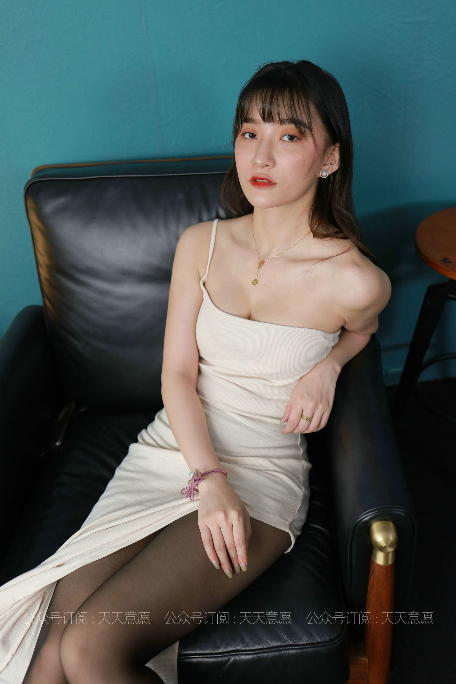 [IESS异思趣向]  模特：秋秋《高叉包臀裙》