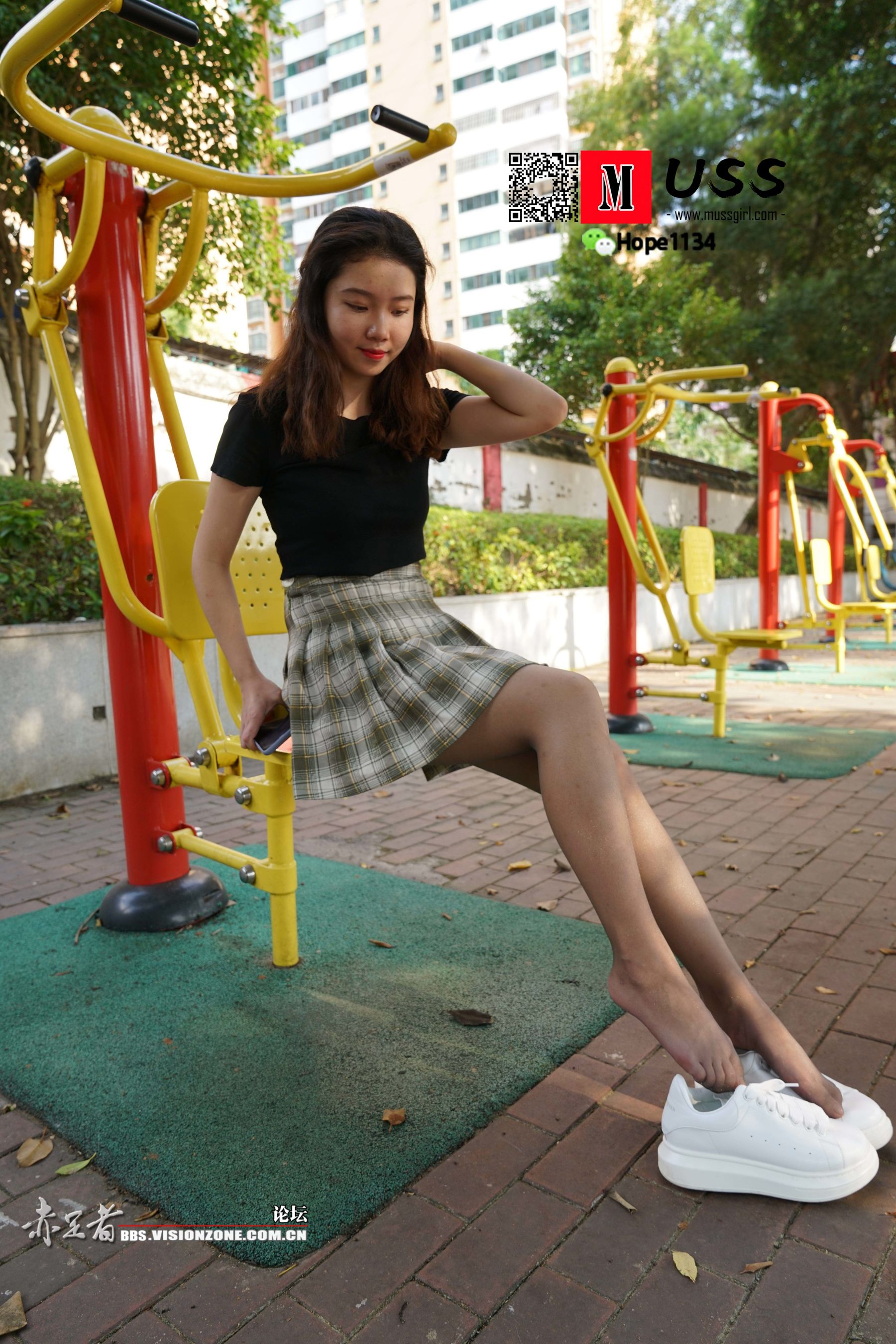 [慕丝女郎MussGirl] No.075 蒙古族舞蹈美少女嫩足灰丝公园写真
