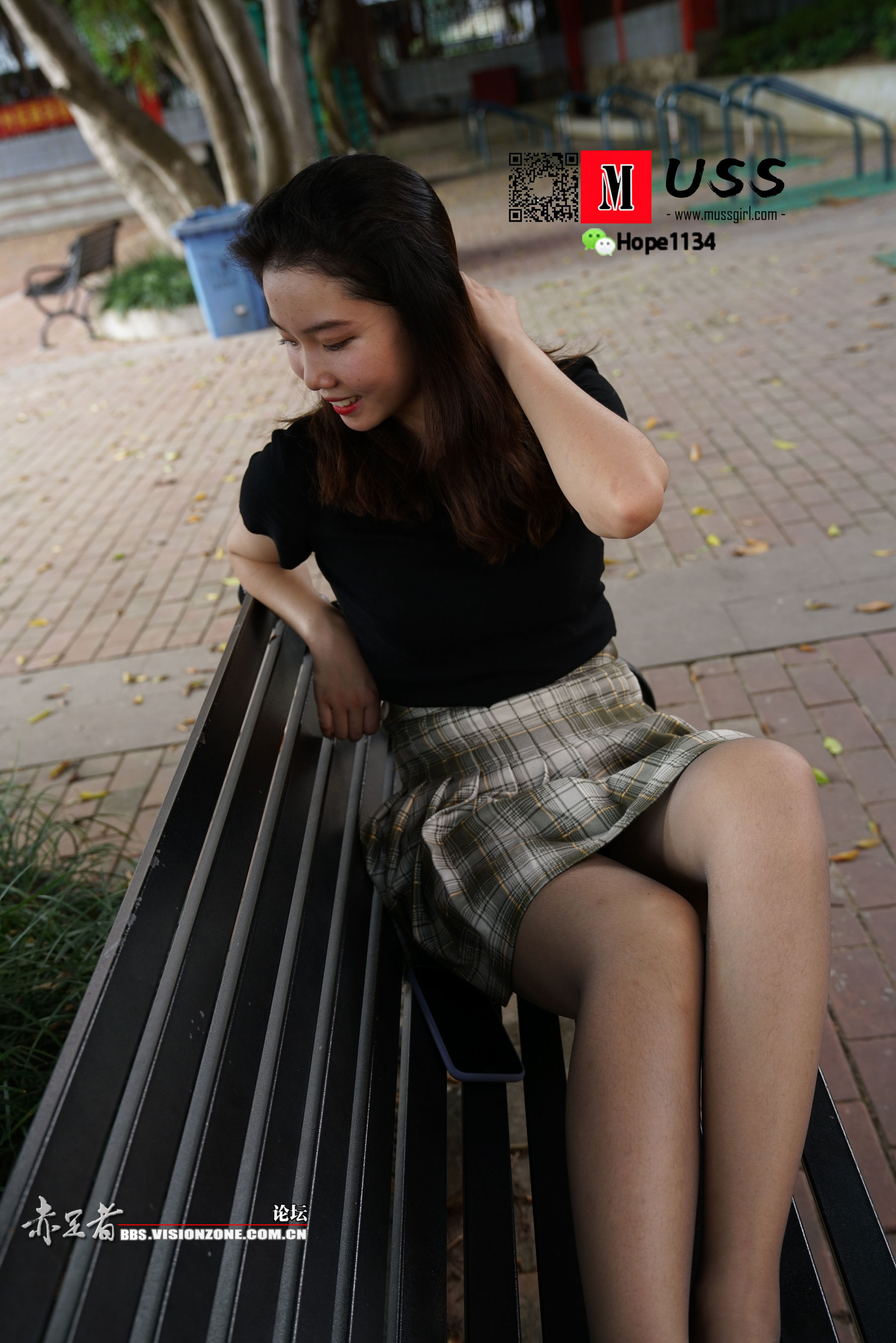 [慕丝女郎MussGirl] No.075 蒙古族舞蹈美少女嫩足灰丝公园写真