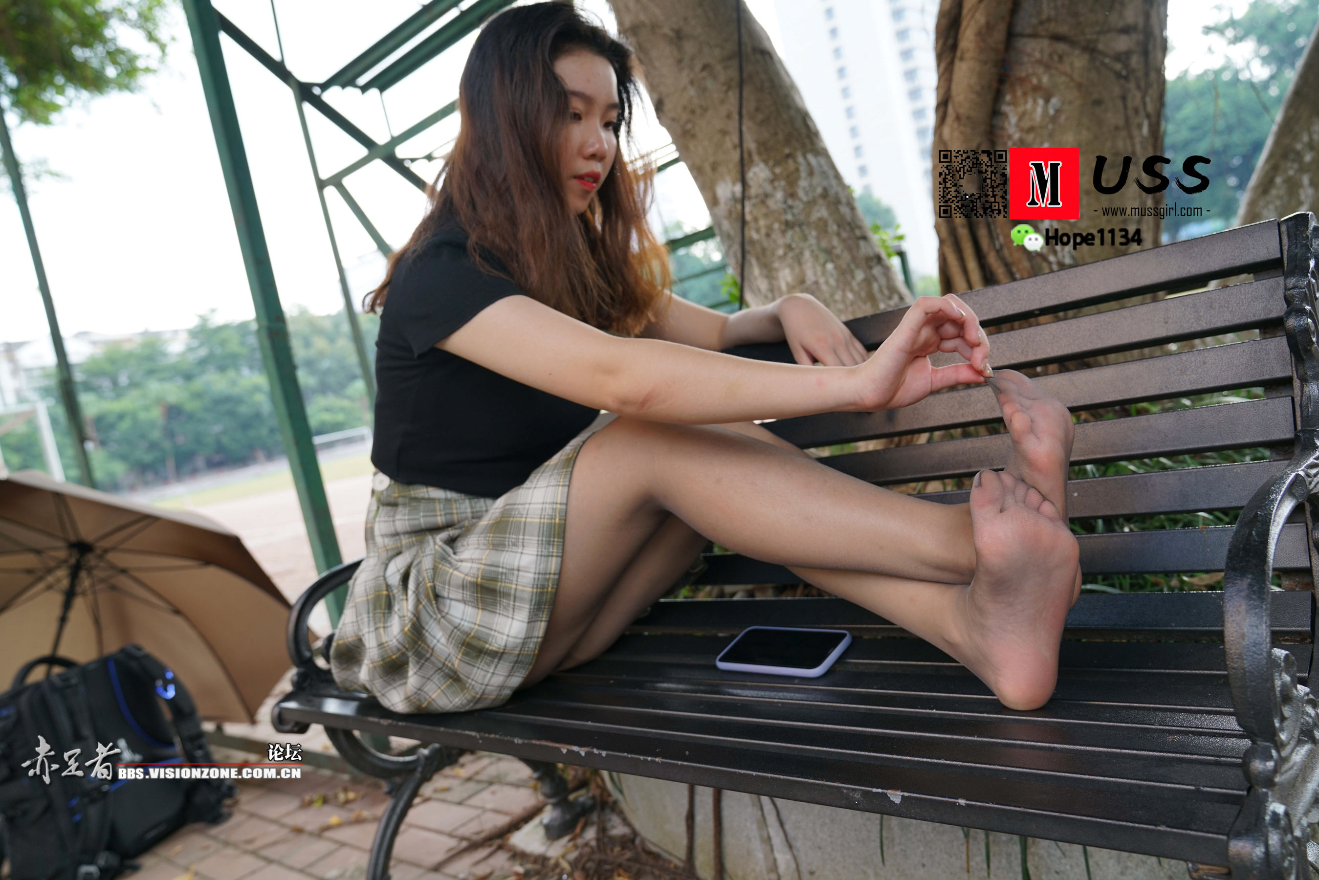 [慕丝女郎MussGirl] No.075 蒙古族舞蹈美少女嫩足灰丝公园写真