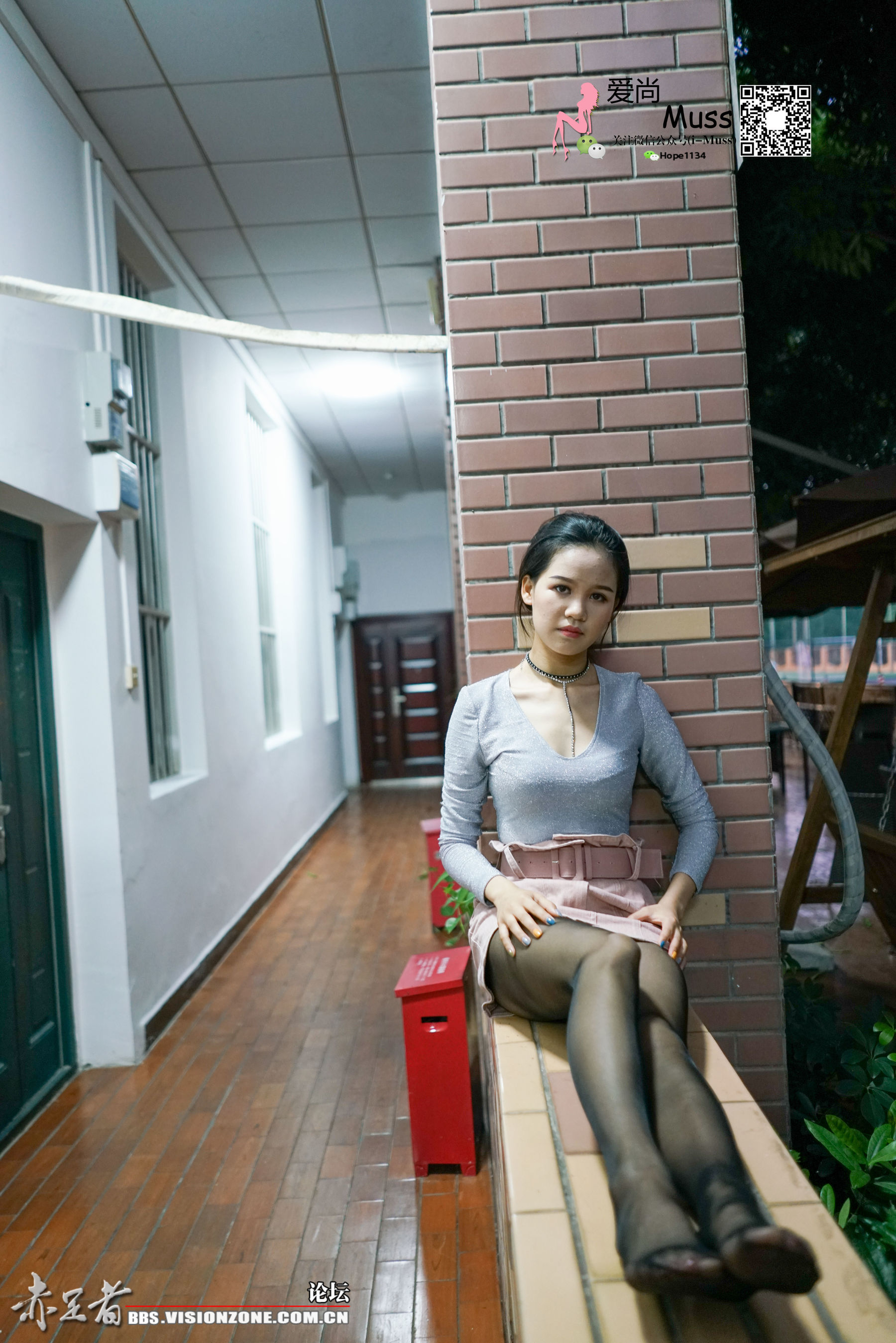 [慕丝女郎MussGirl] No.081 拥有标准腿型的活泼小萌妹熊爷黑丝秀