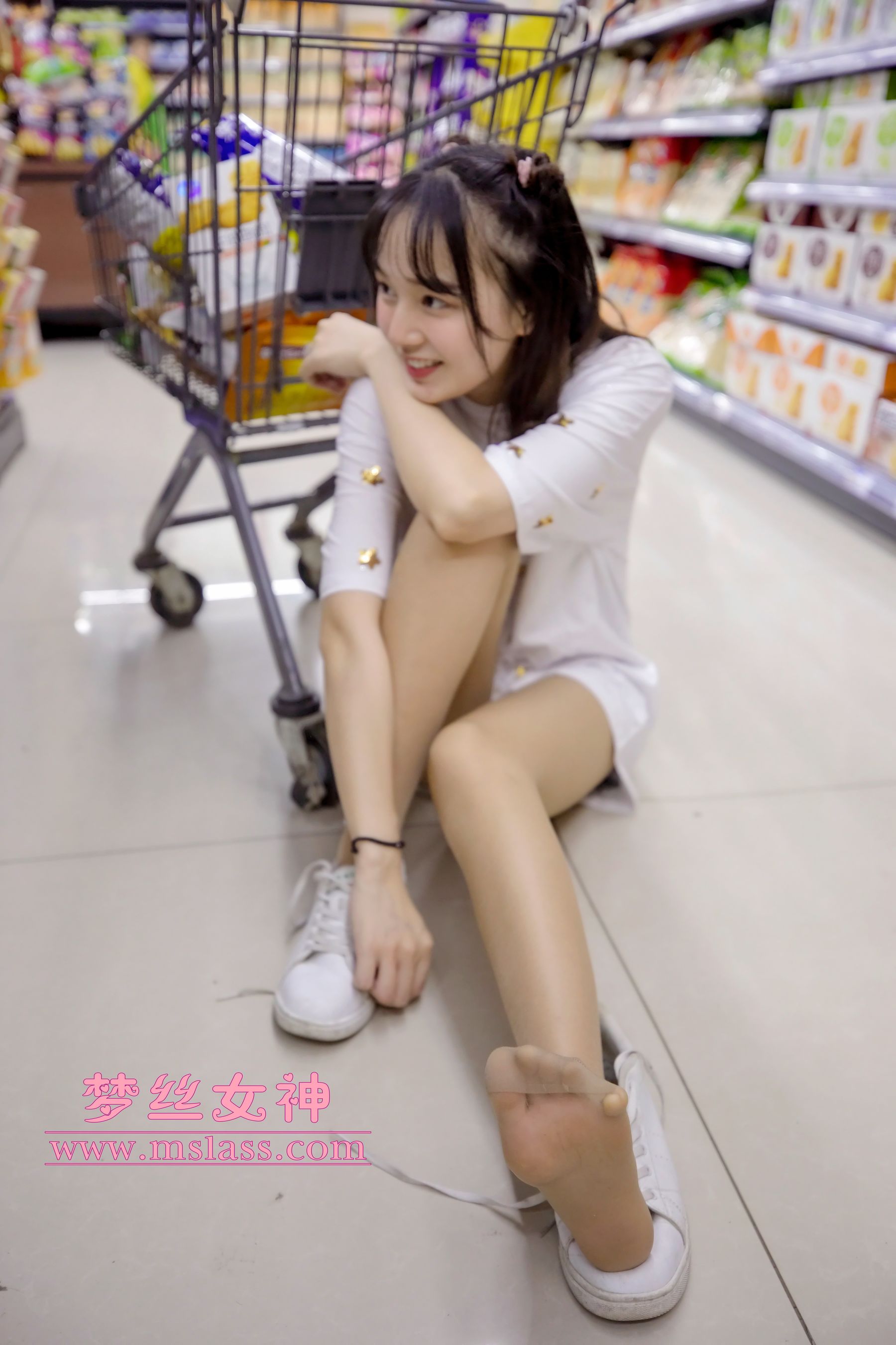 [梦丝女神MSLASS]  玥玥 超市的吃货少女