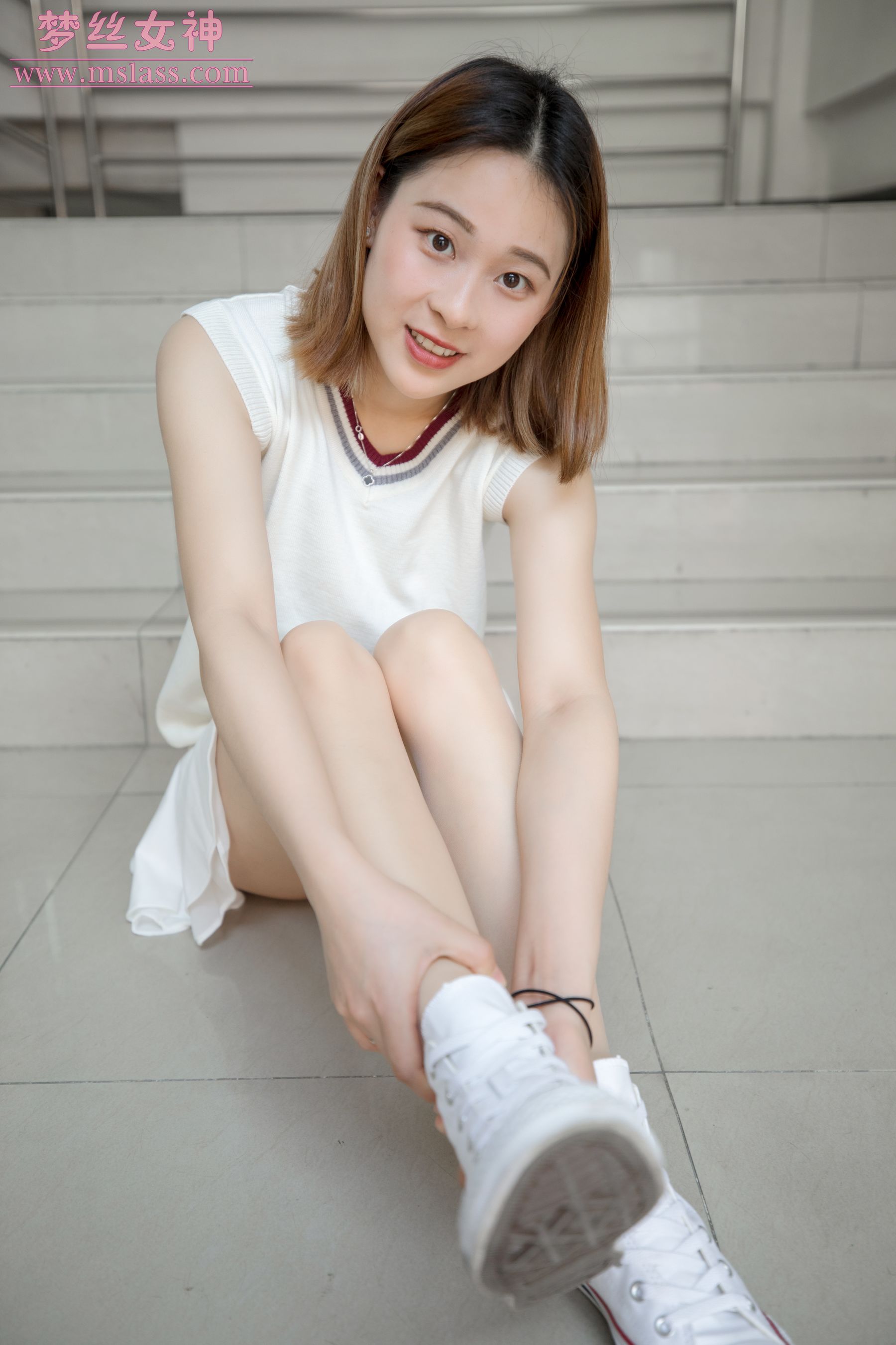 [梦丝女神MSLASS]  雯雯 学楼丝袜美腿