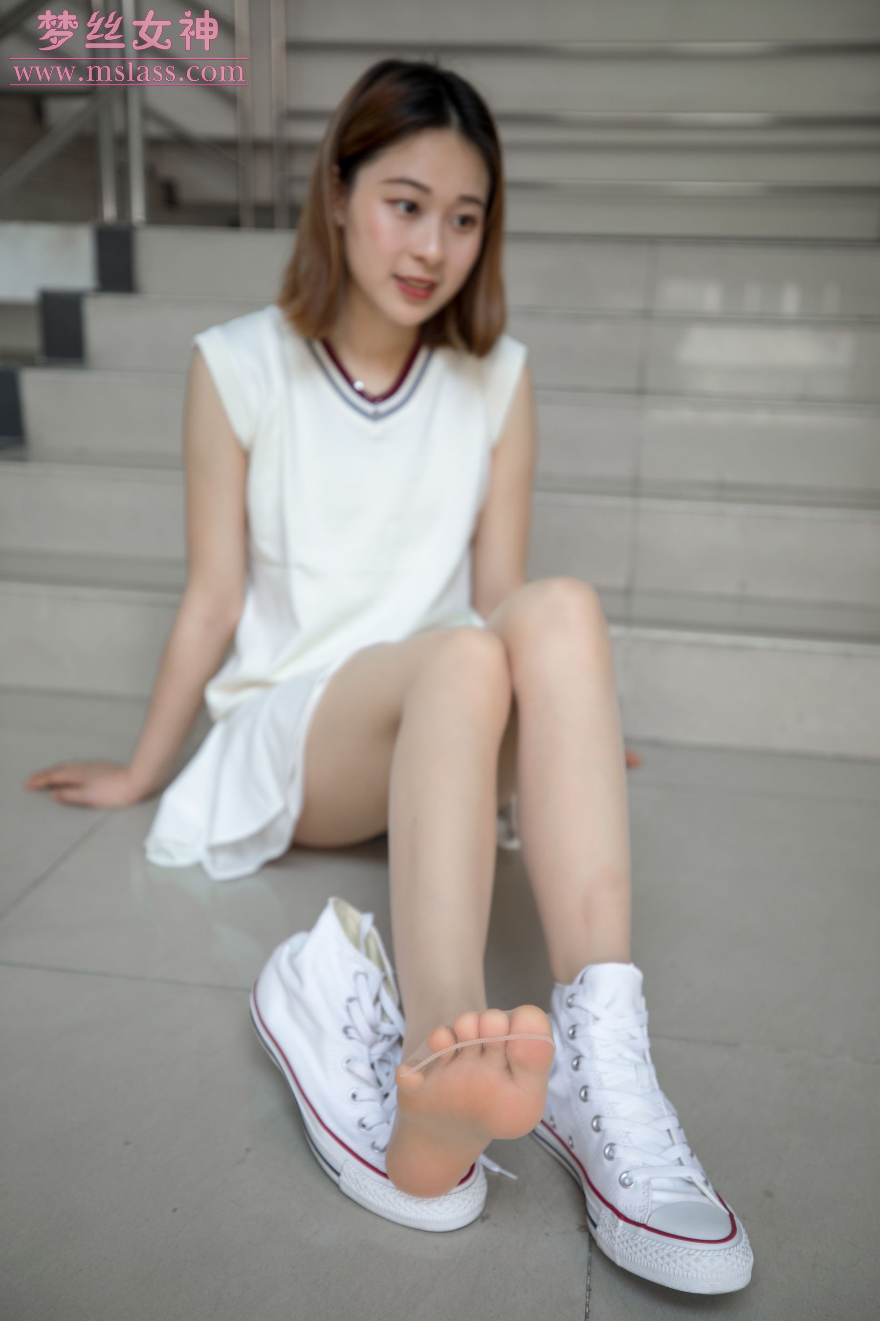 [梦丝女神MSLASS]  雯雯 学楼丝袜美腿