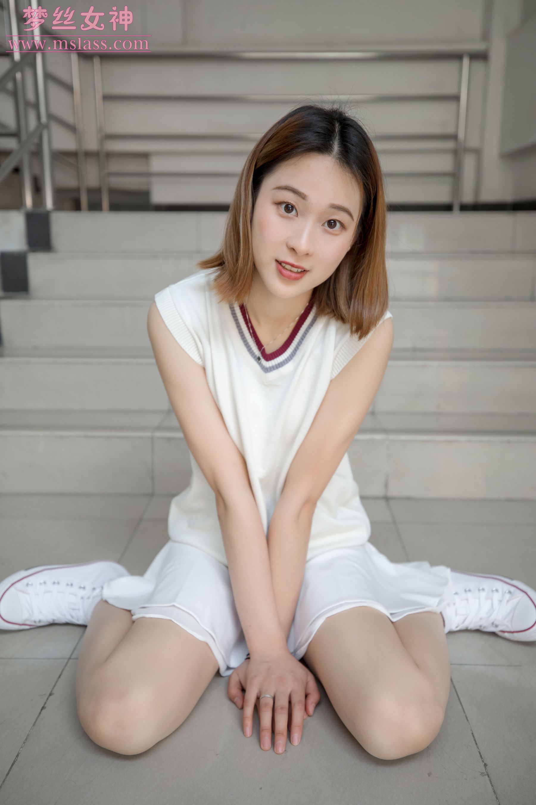 [梦丝女神MSLASS]  雯雯 学楼丝袜美腿