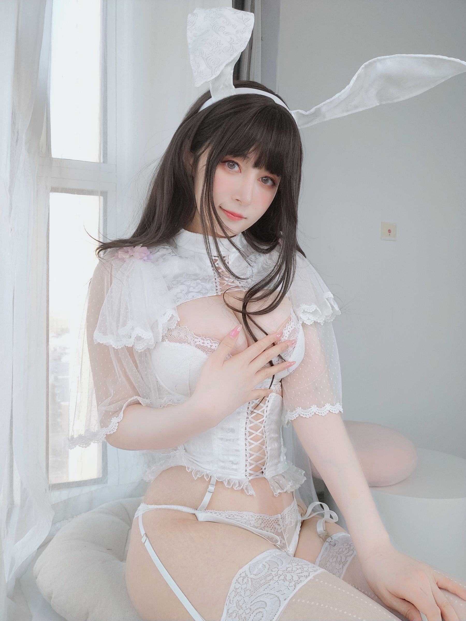 [福利COS] Coser小姐姐白银 - 白丝兔兔兔兔