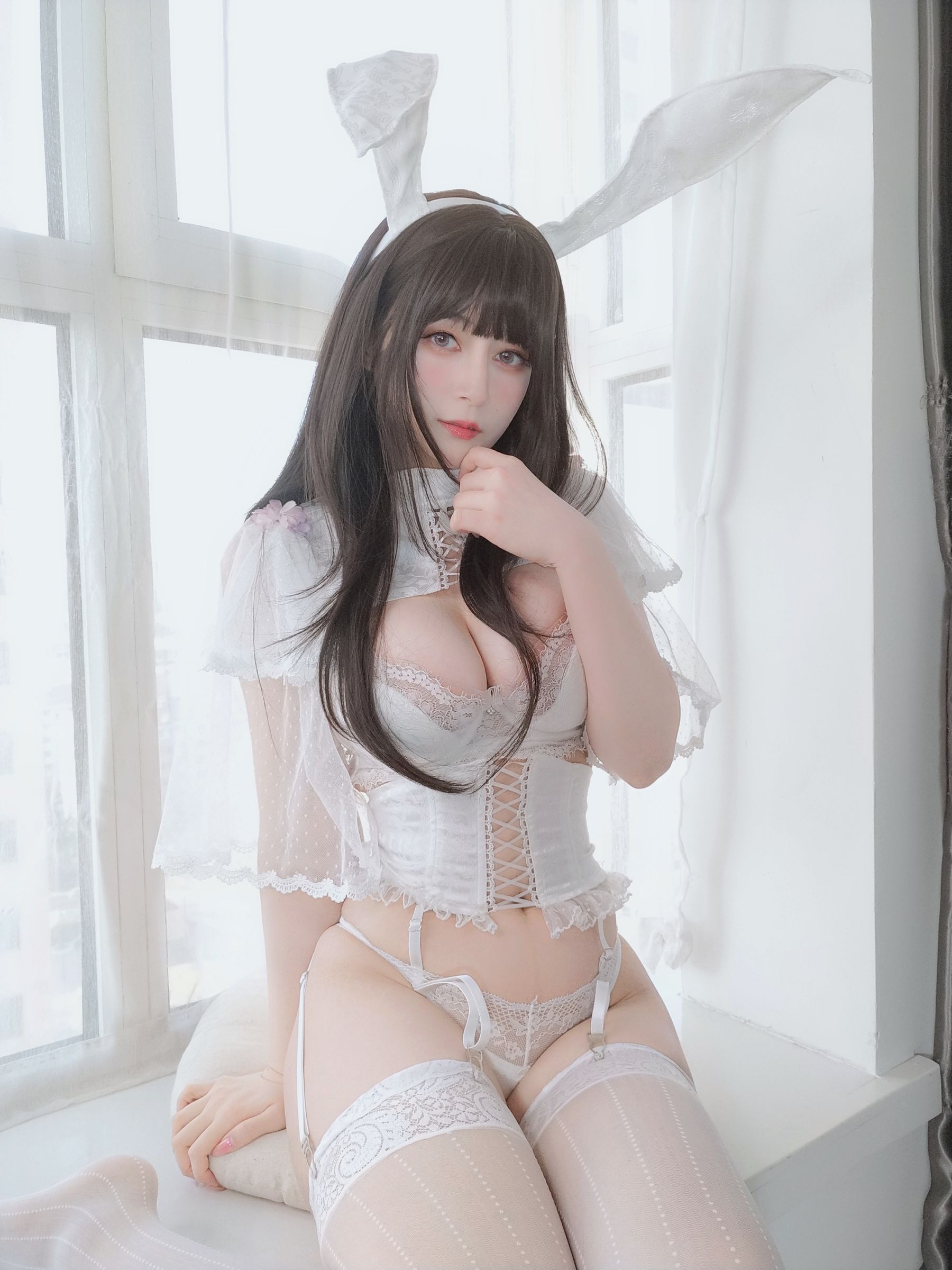 [福利COS] Coser小姐姐白银 - 白丝兔兔兔兔