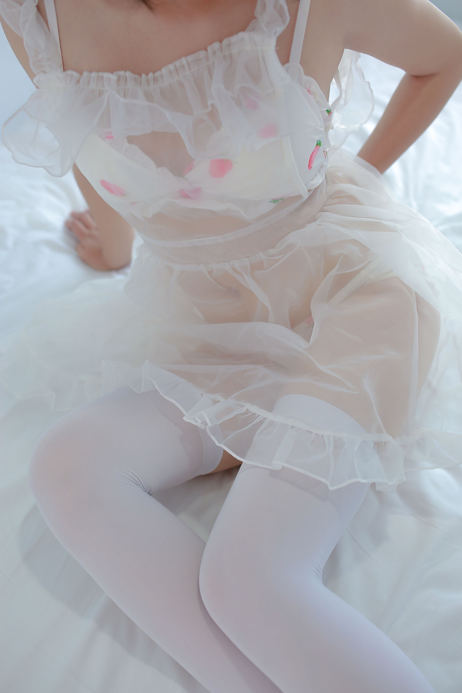 [福利COS] FBG - 草莓白纱
