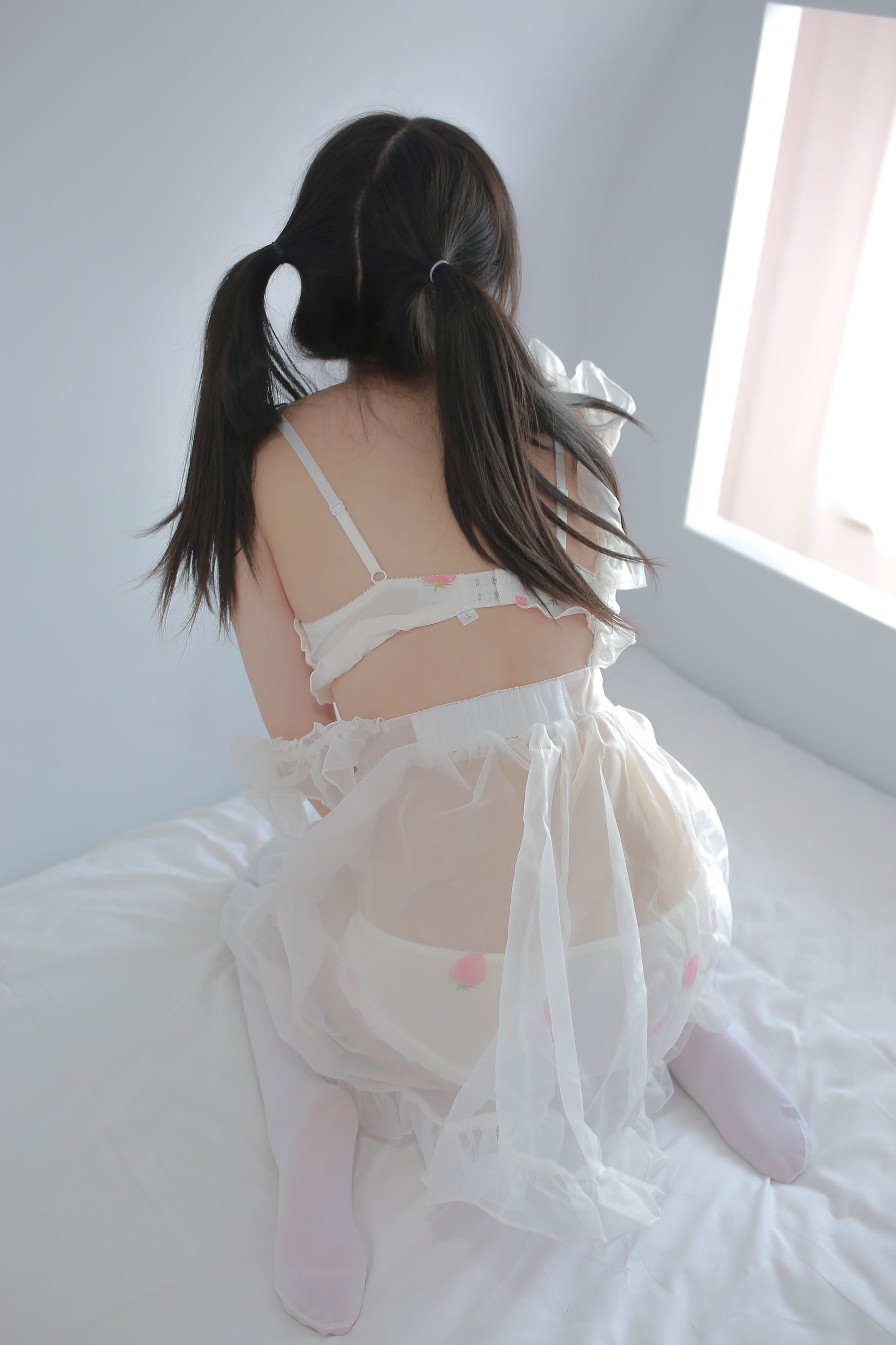 [福利COS] FBG - 草莓白纱
