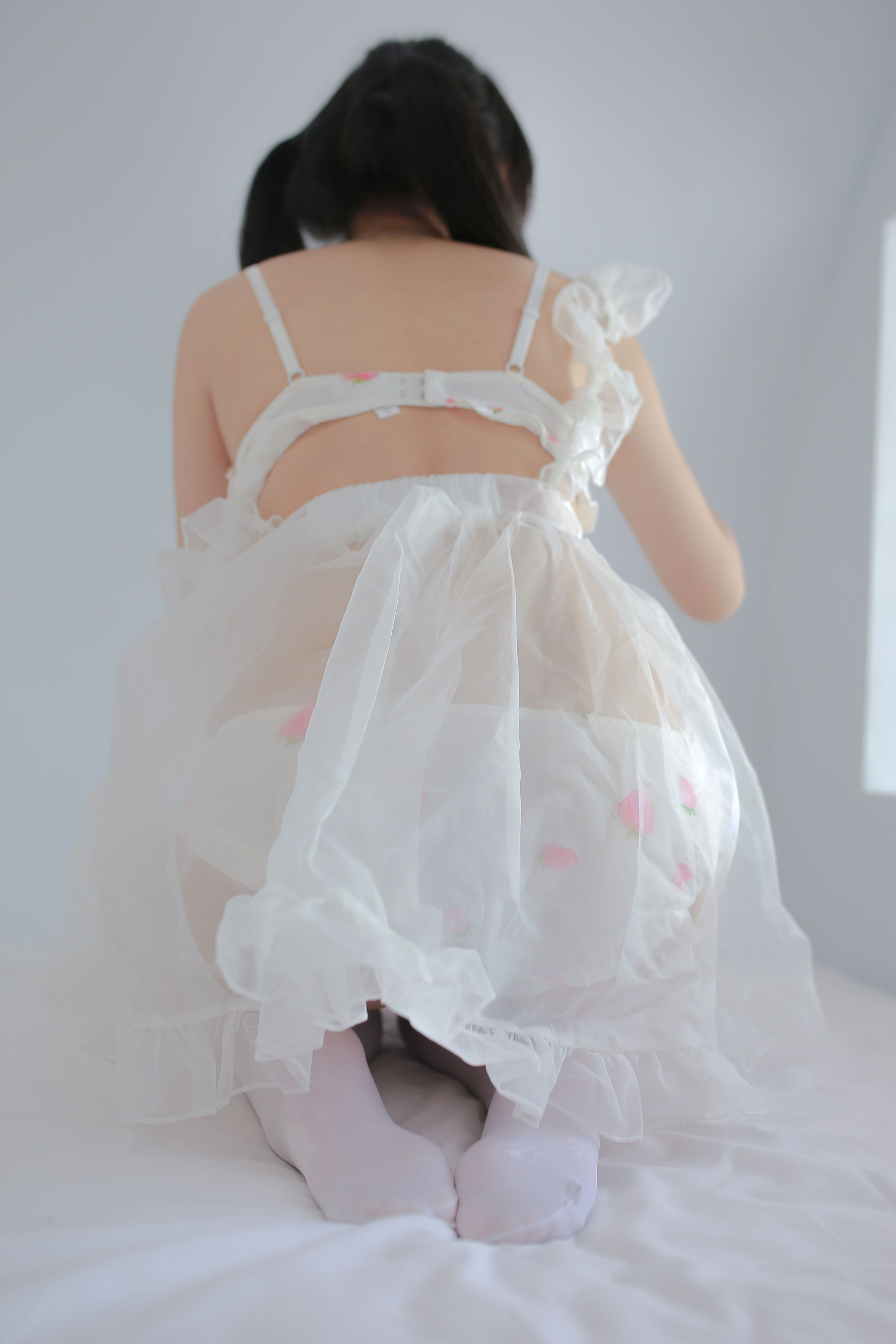 [福利COS] FBG - 草莓白纱