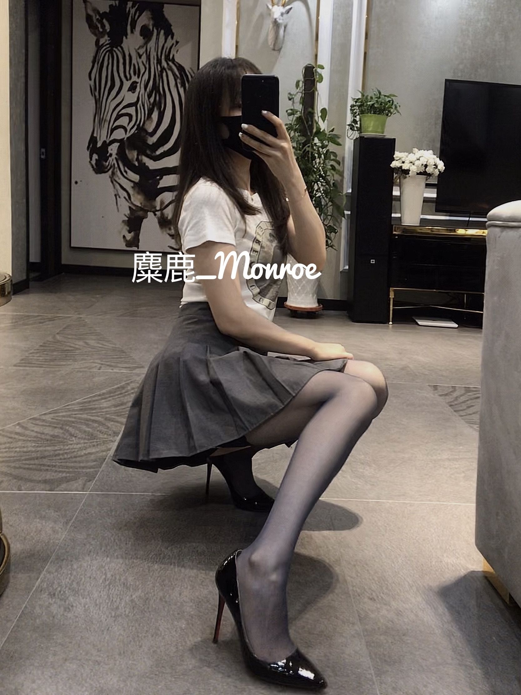[福利COS] 丝足博主麋鹿_Monroe 2020.06.09 黑蕾丝半筒袜