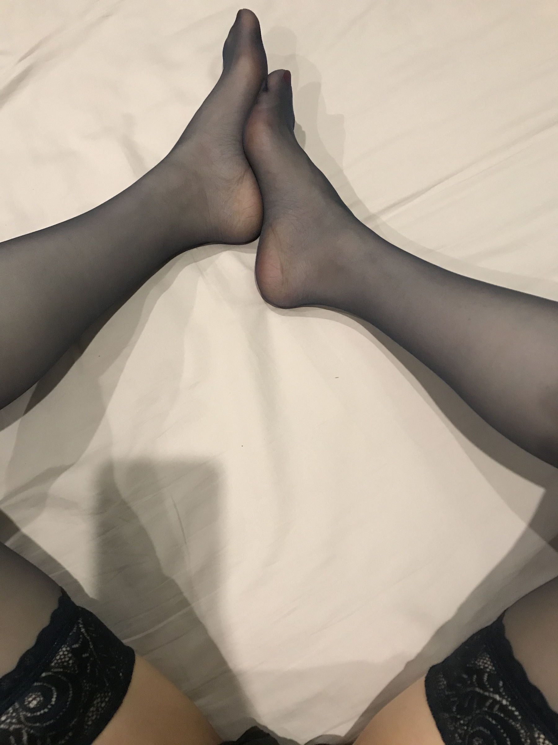 [福利COS] 丝足博主麋鹿_Monroe 2020.06.09 黑蕾丝半筒袜