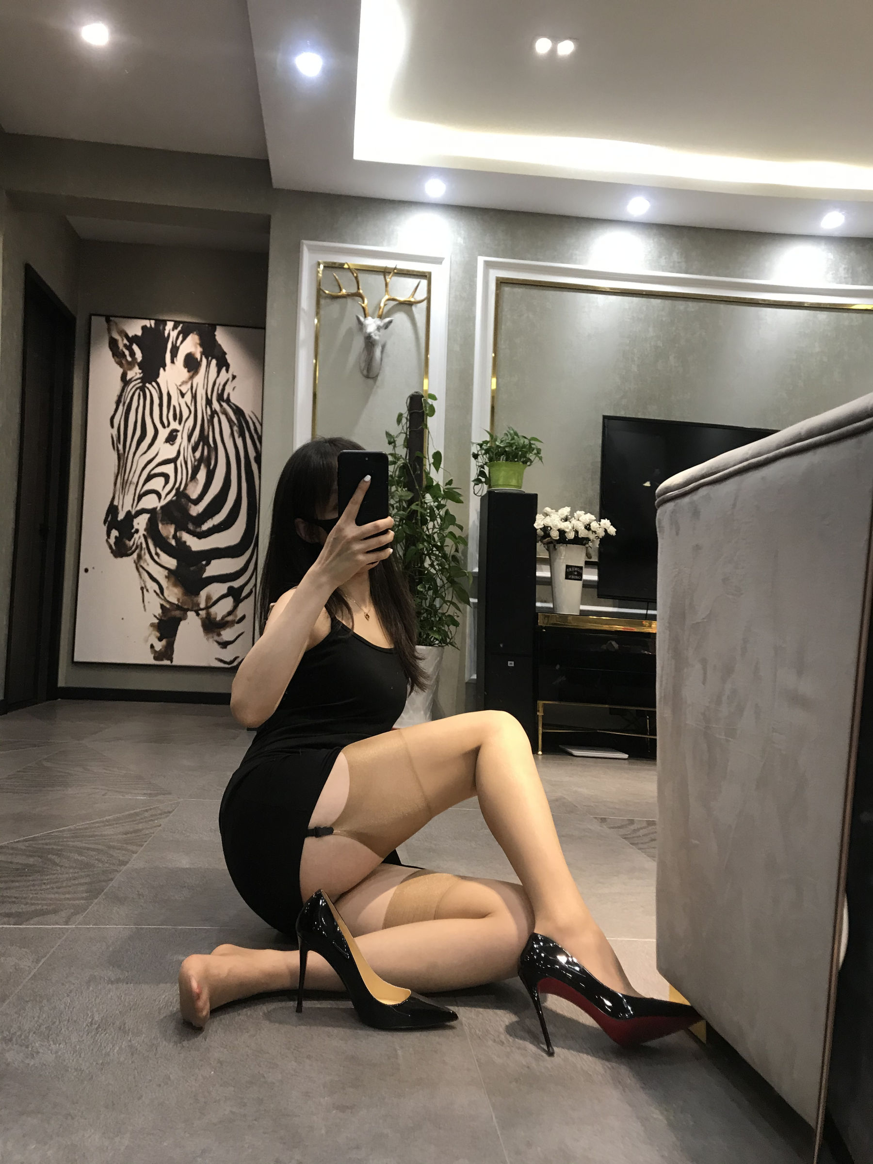 [福利COS] 丝足博主麋鹿_Monroe 2020.06.10 看看美腿