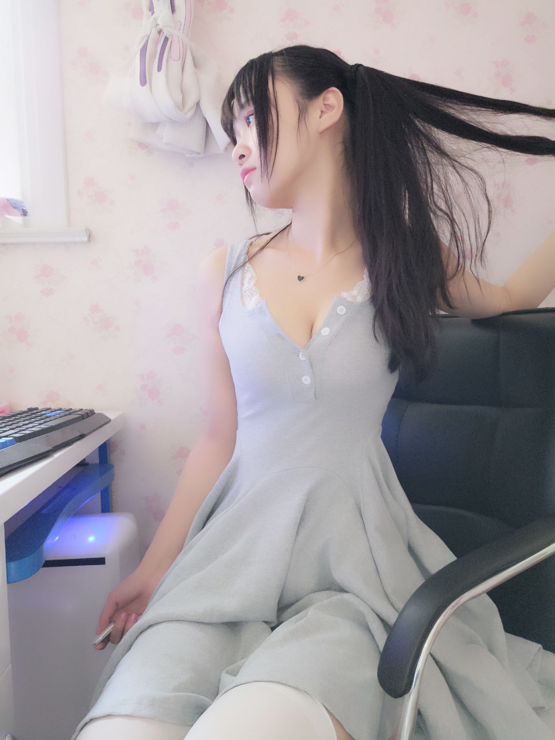 [福利COS] 双马尾少女赛高酱作品 - 露脸灰色裙子