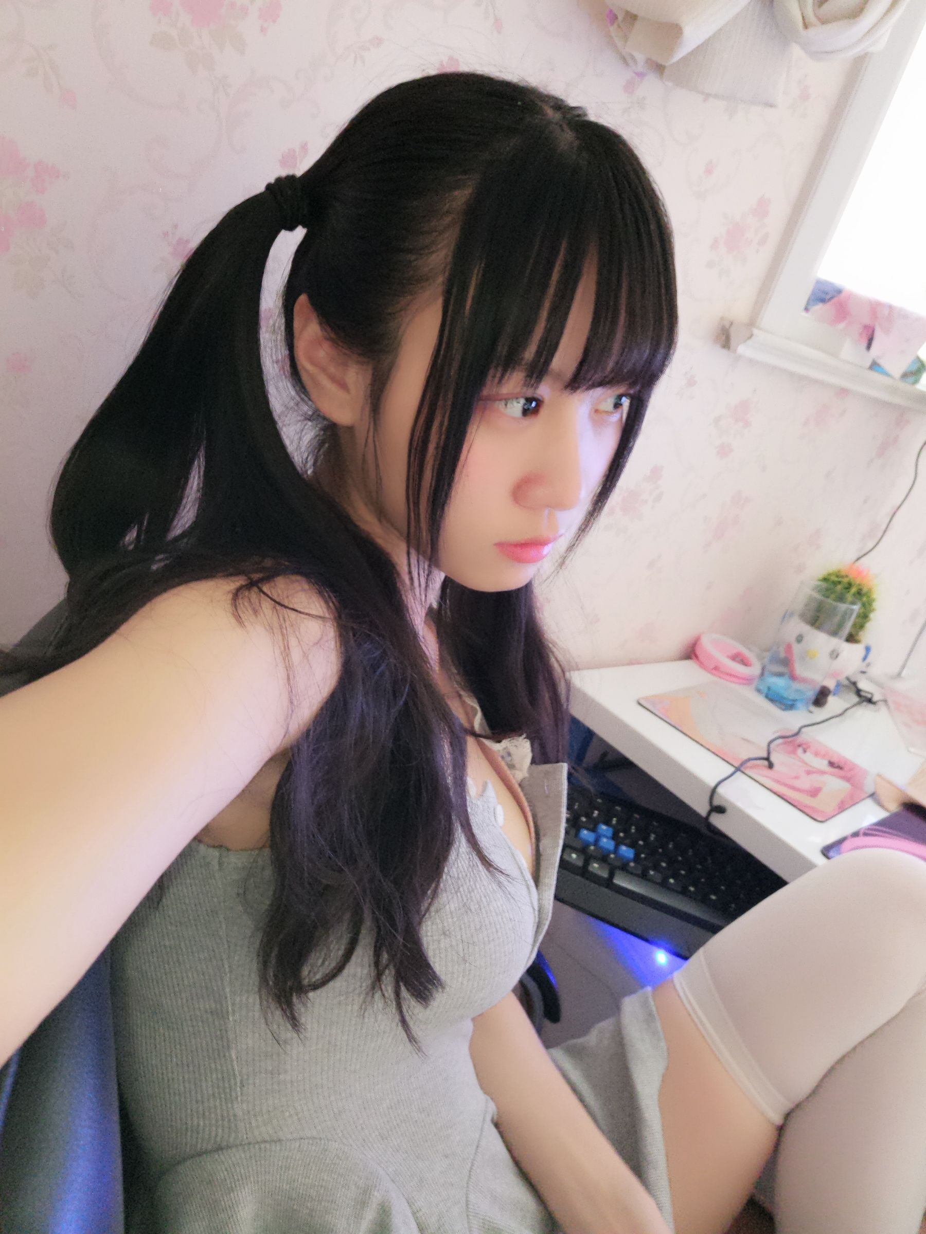 [福利COS] 双马尾少女赛高酱作品 - 露脸灰色裙子