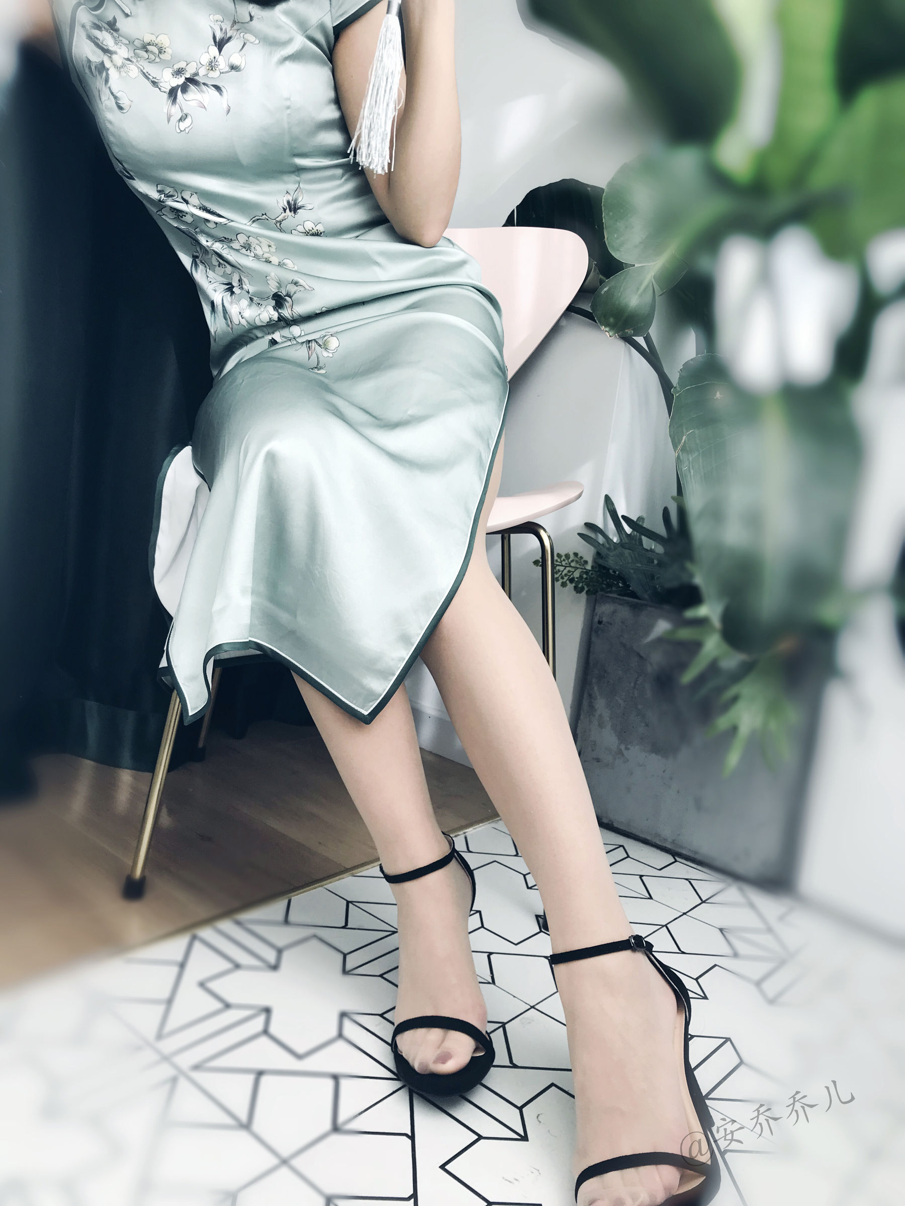 [福利COS] 安乔乔儿(Nia乔乔) No.017 安乔乔儿 黑丝旗袍