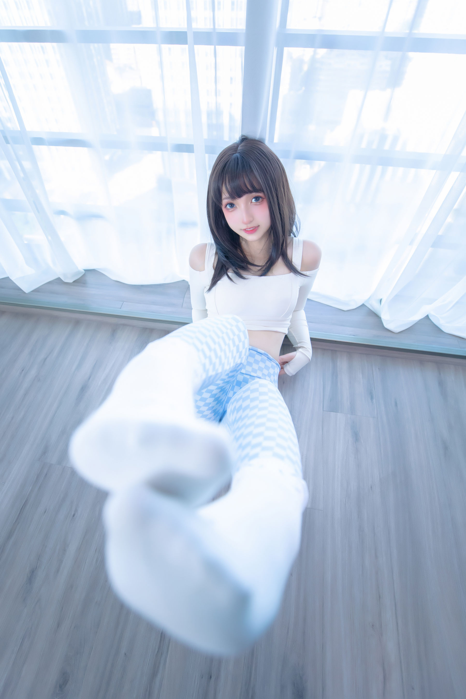 [福利COS] 萝莉神楽板真冬 - 蓝白格