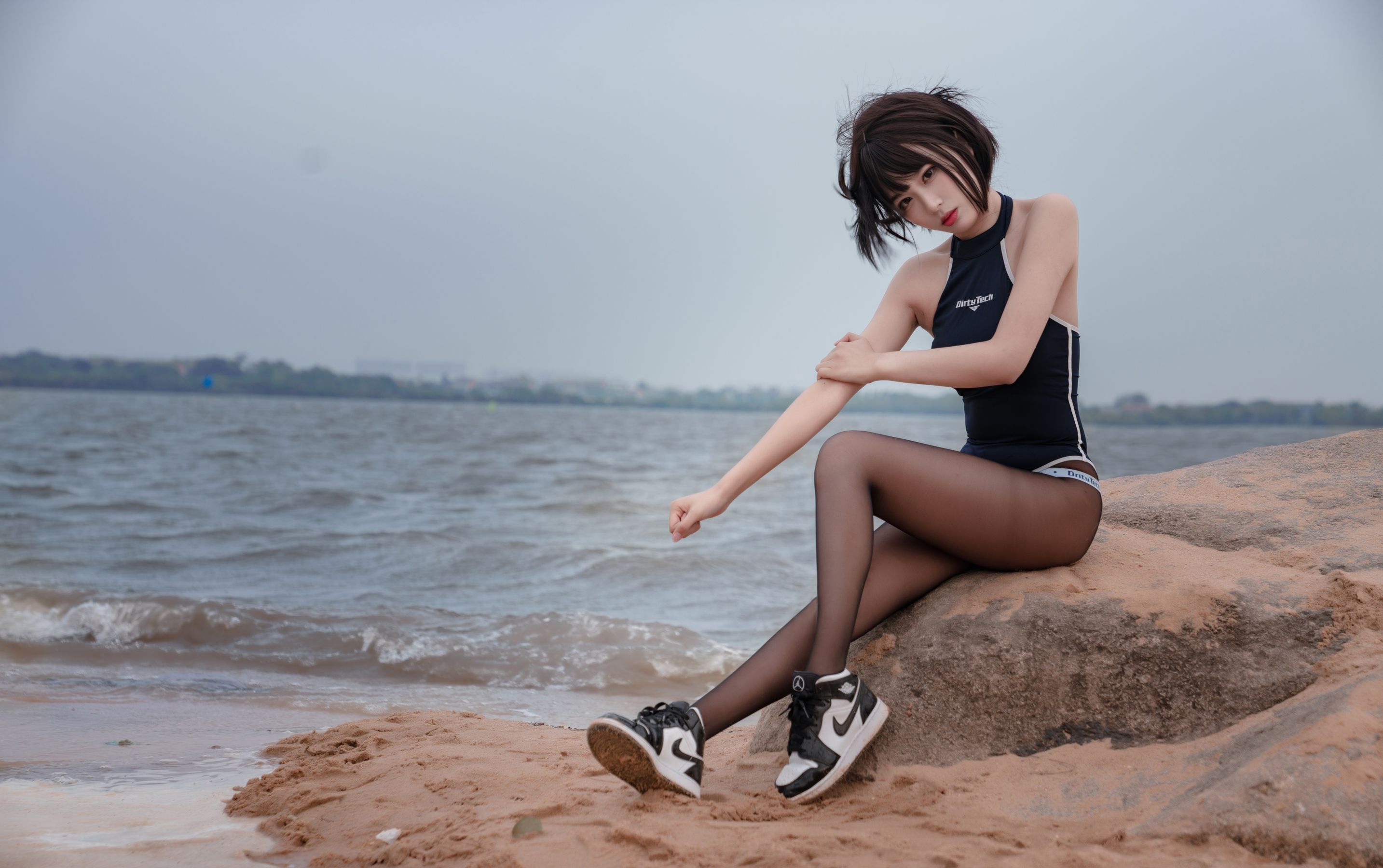 [福利COS] 轩萧学姐 - 沙滩竞泳