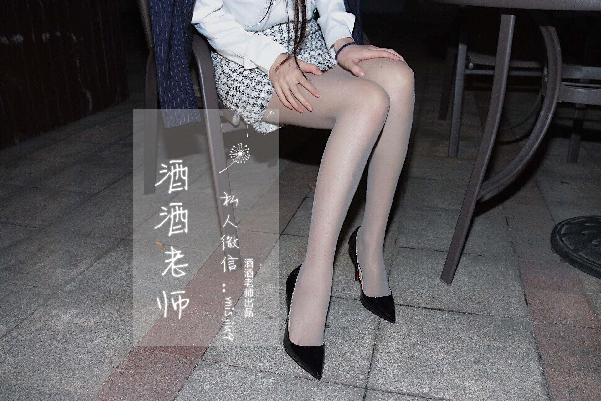 [福利COS] 酒酒老师 - 穿红底高跟的灰丝OL