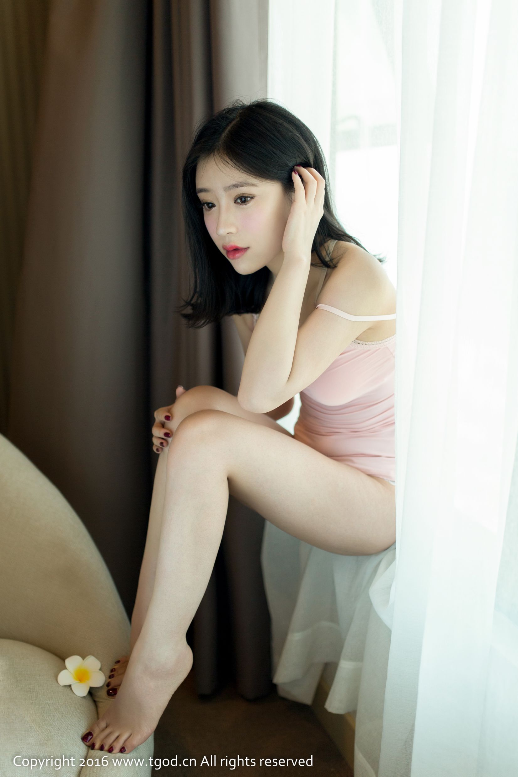 施忆佳KITTY酱《粉色吊带小短裙》 [推女神/尤蜜荟]