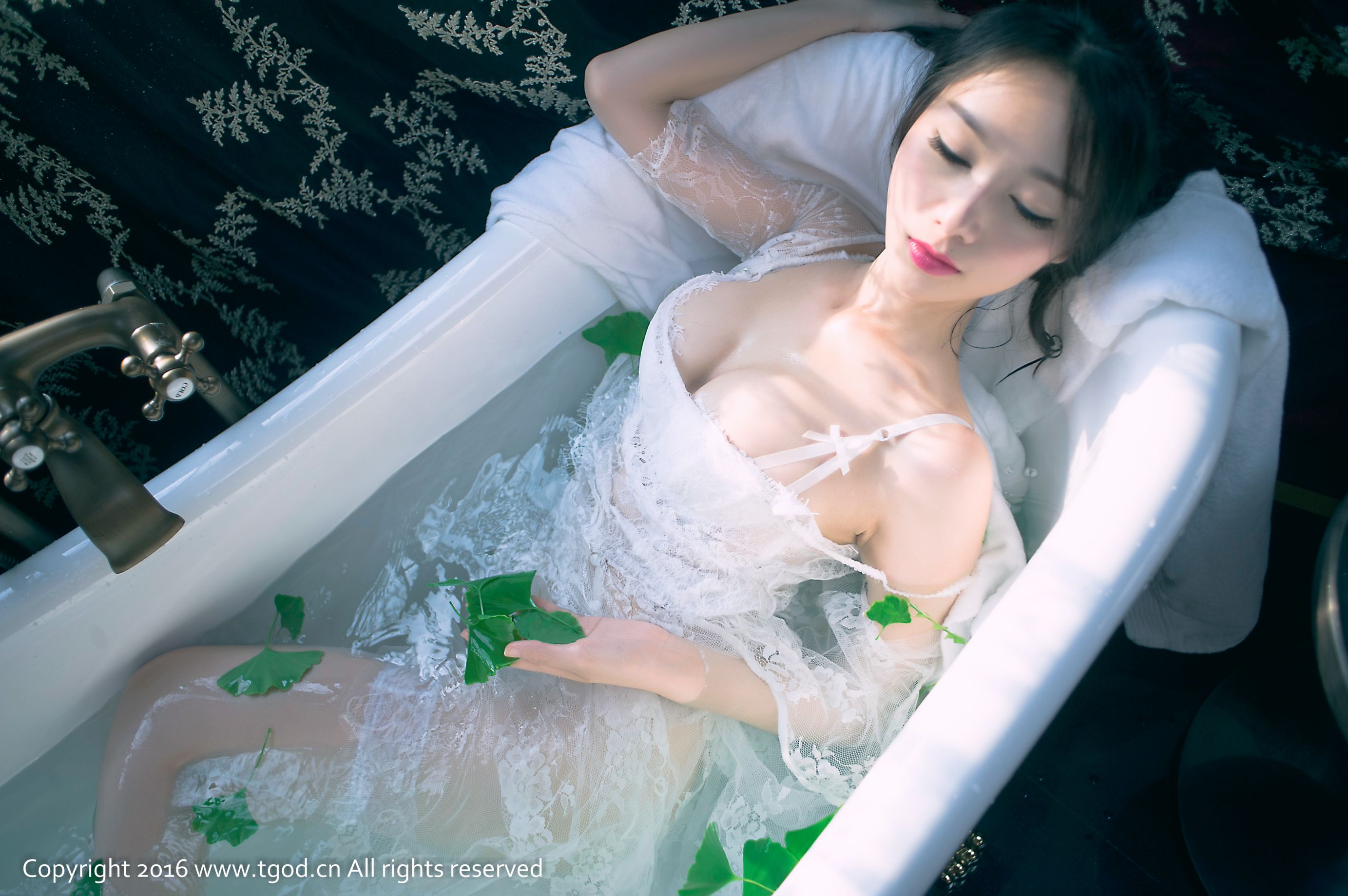 展如《蕾丝浴缸 丝袜诱惑》 [推女神TGOD]