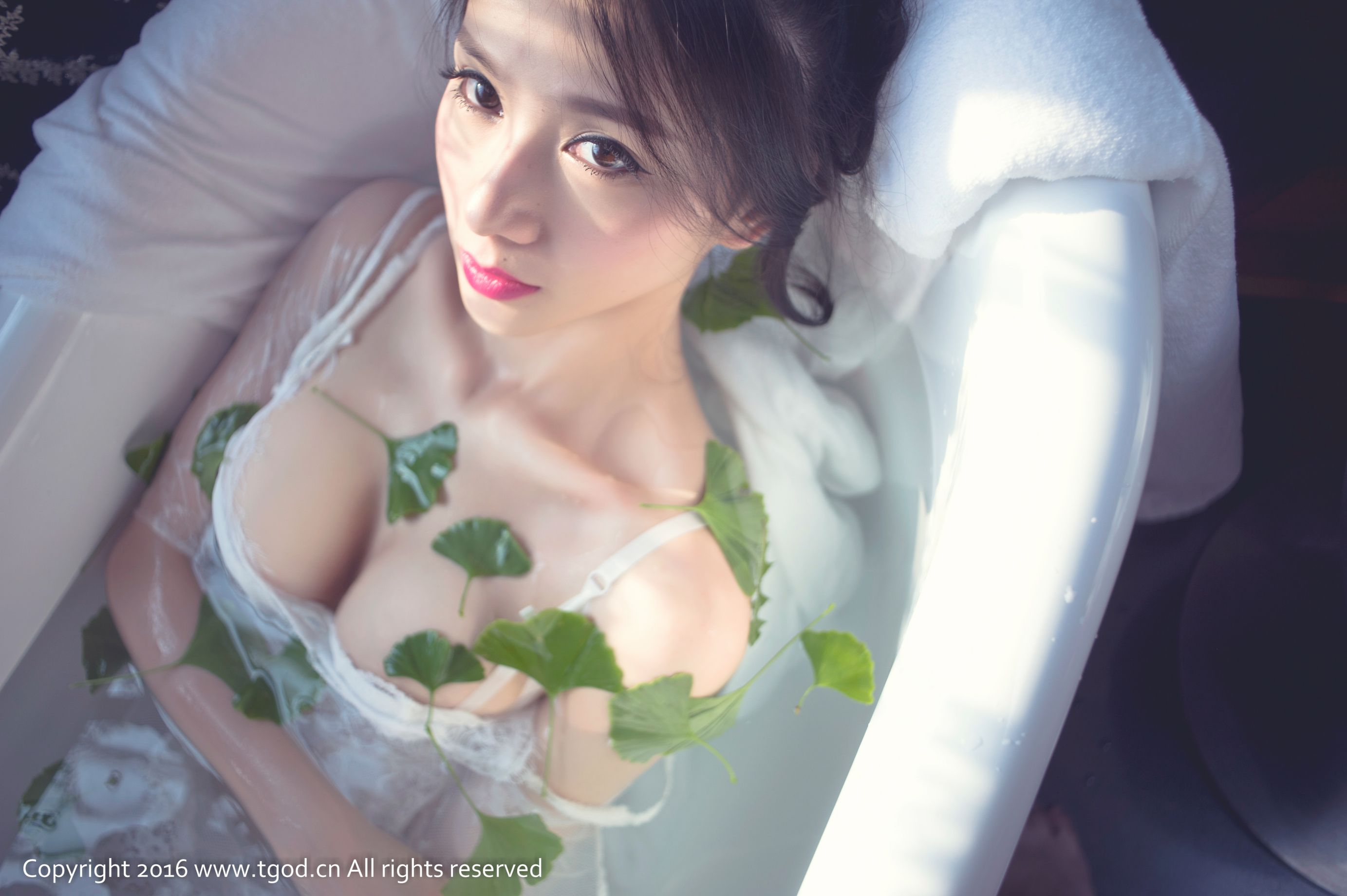 展如《蕾丝浴缸 丝袜诱惑》 [推女神TGOD]