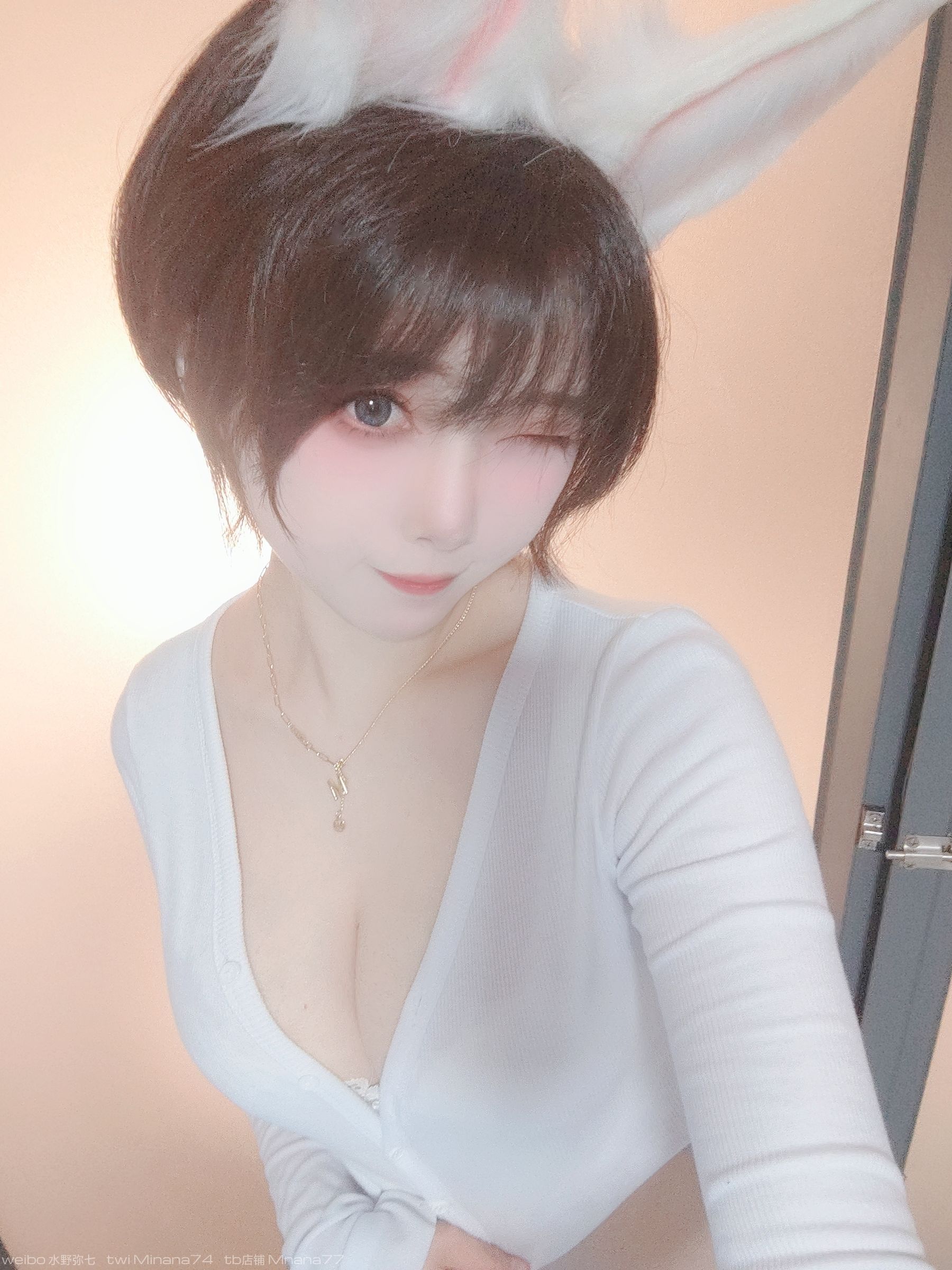 [福利COS] 动漫博主名濑弥七 - 白兔兔