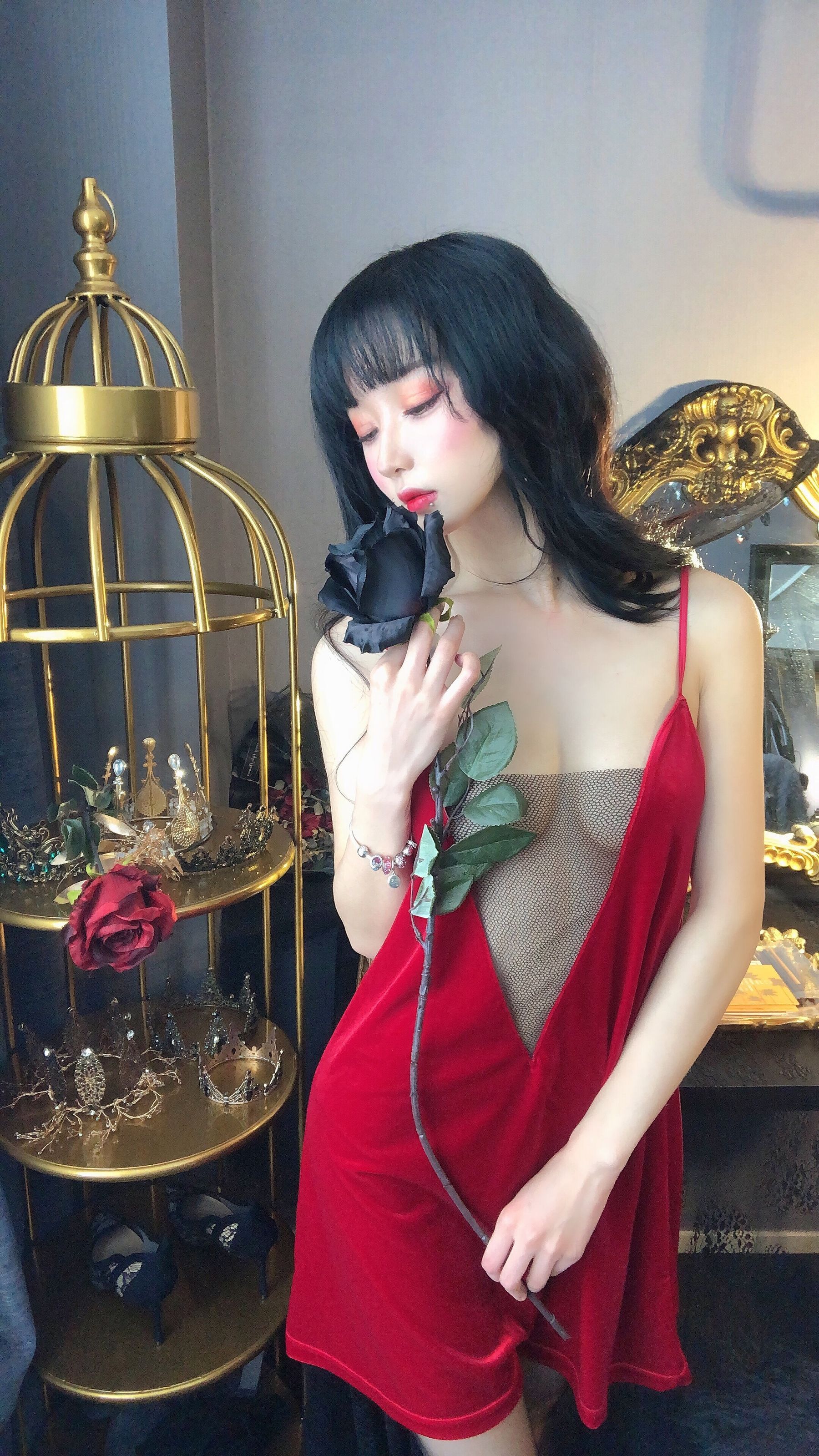 [福利COS] 动漫博主阿包也是兔娘 - 红丝绒睡衣